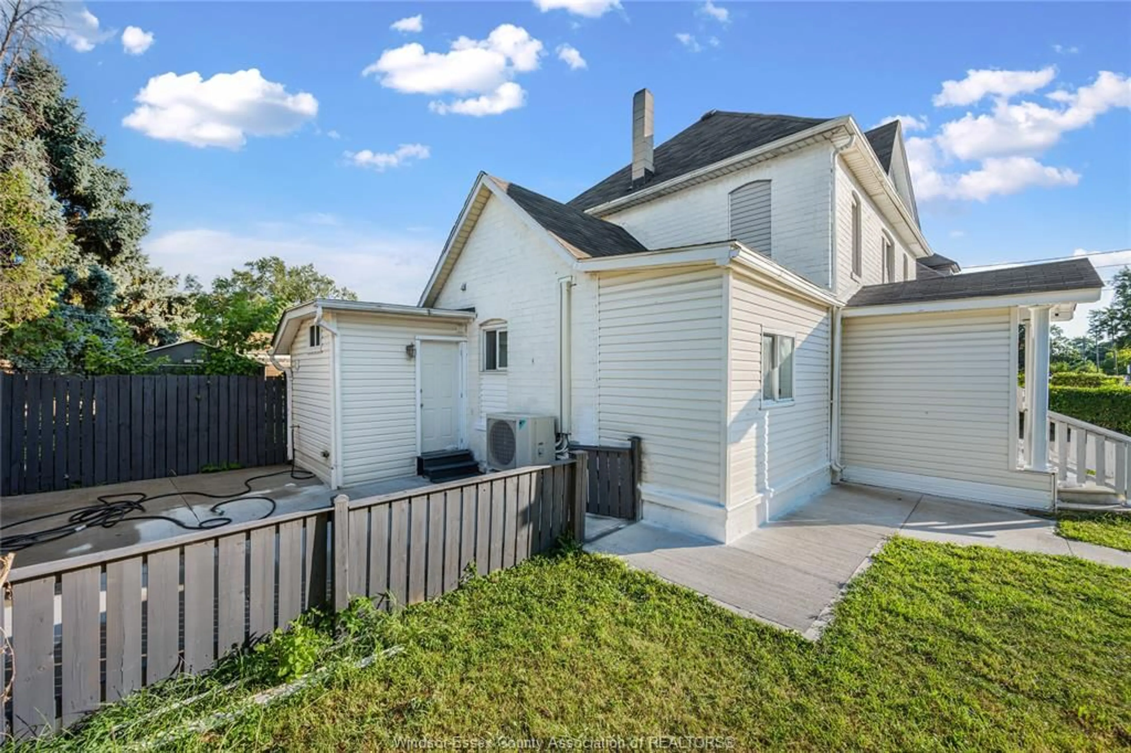 A pic from outside/outdoor area/front of a property/back of a property/a pic from drone, street for 869 CATARAQUI, Windsor Ontario N9A 3P5