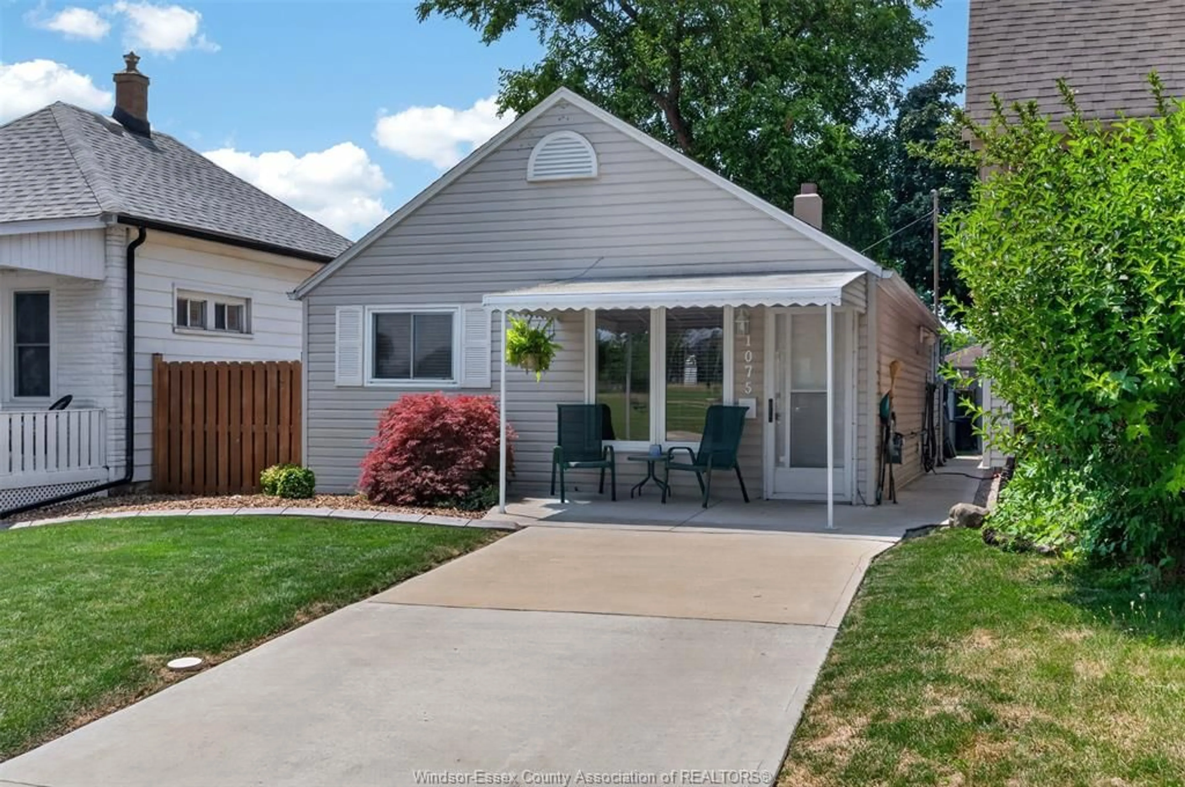 Home with vinyl exterior material, street for 1075 CURRY, Windsor Ontario N9B 2C6