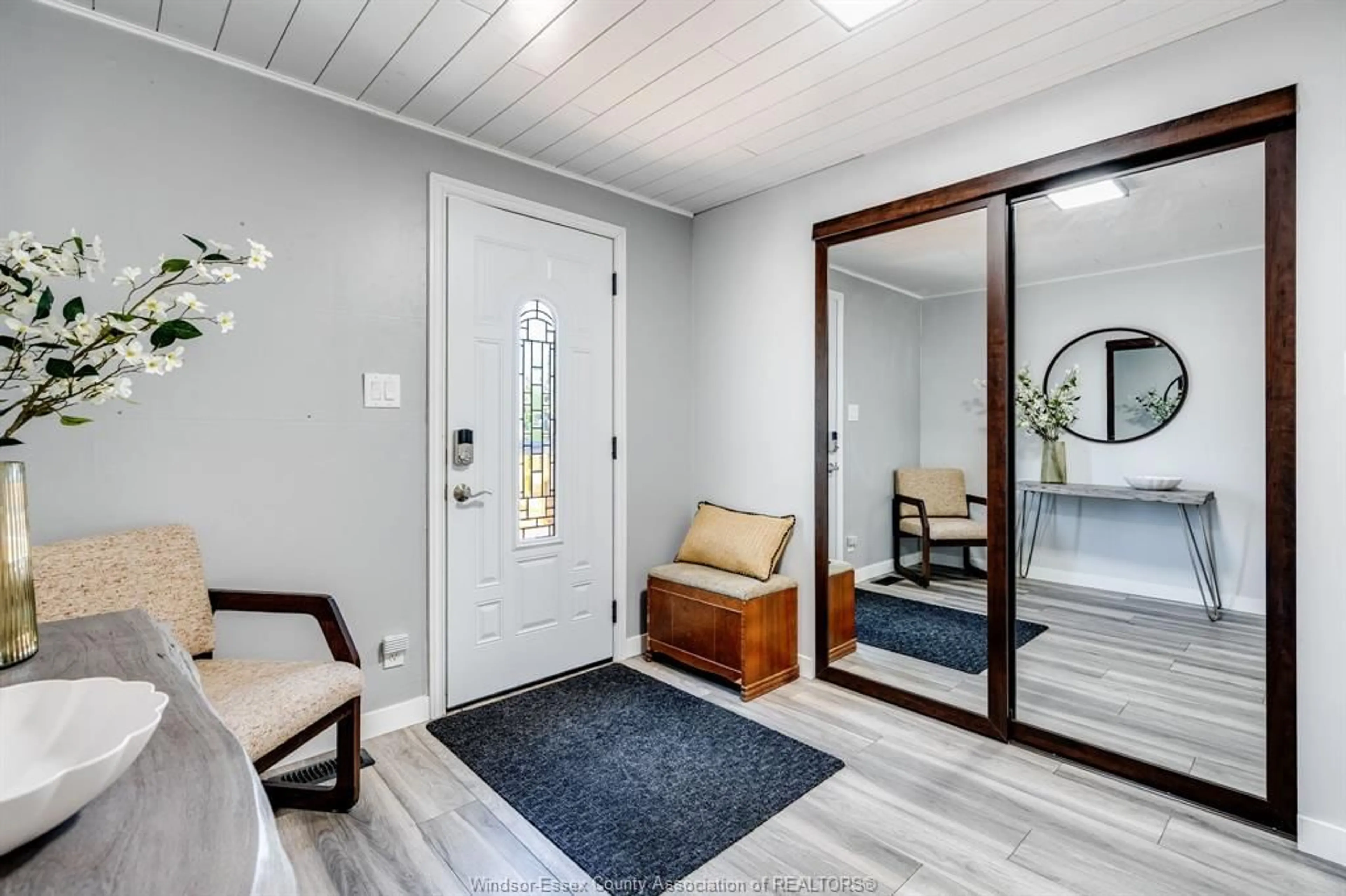 Indoor entryway for 574 Bevel Line, Leamington Ontario N8H 3V4