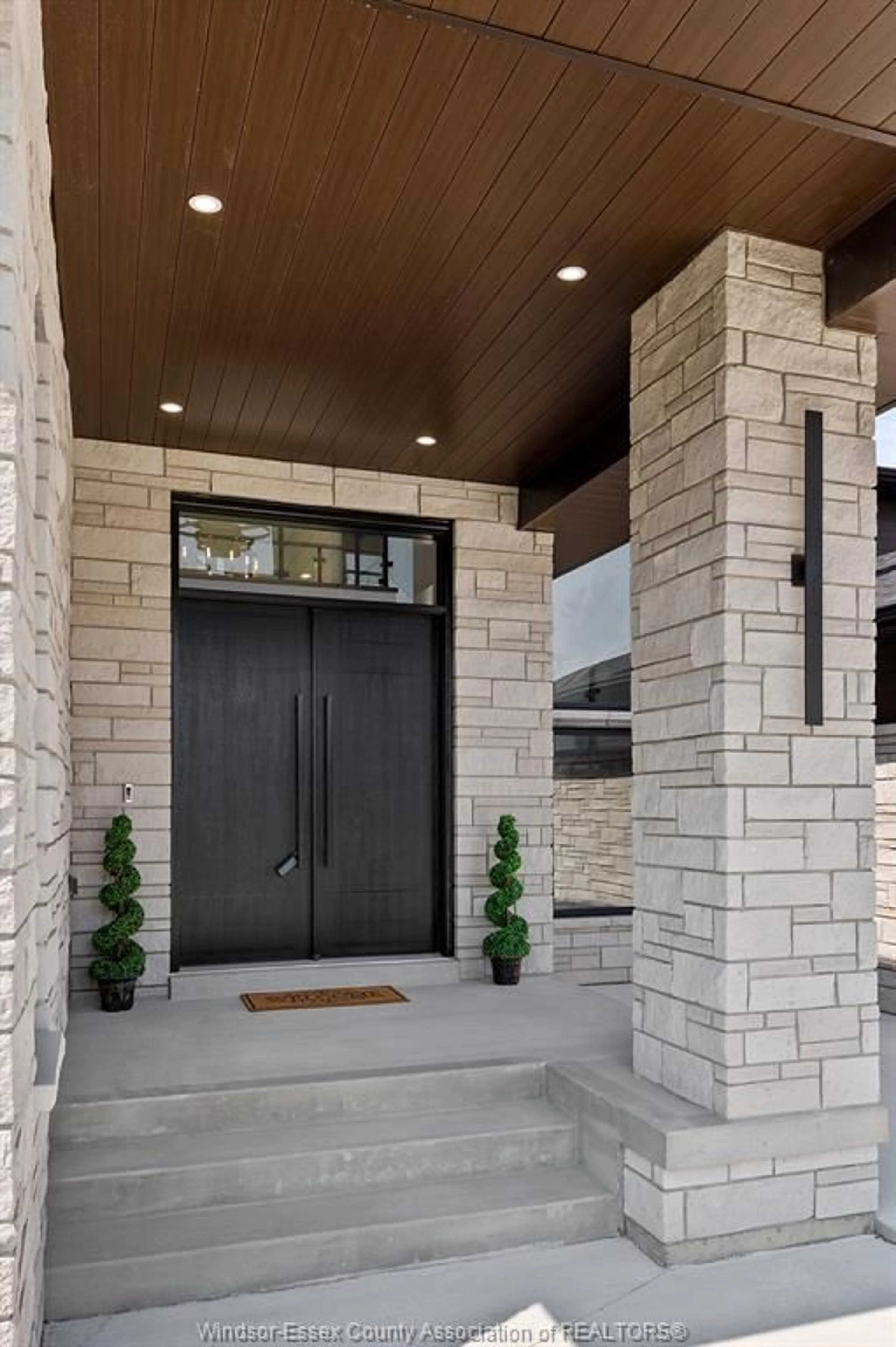 Indoor entryway for 3563 DONATO, LaSalle Ontario N9H 0L5