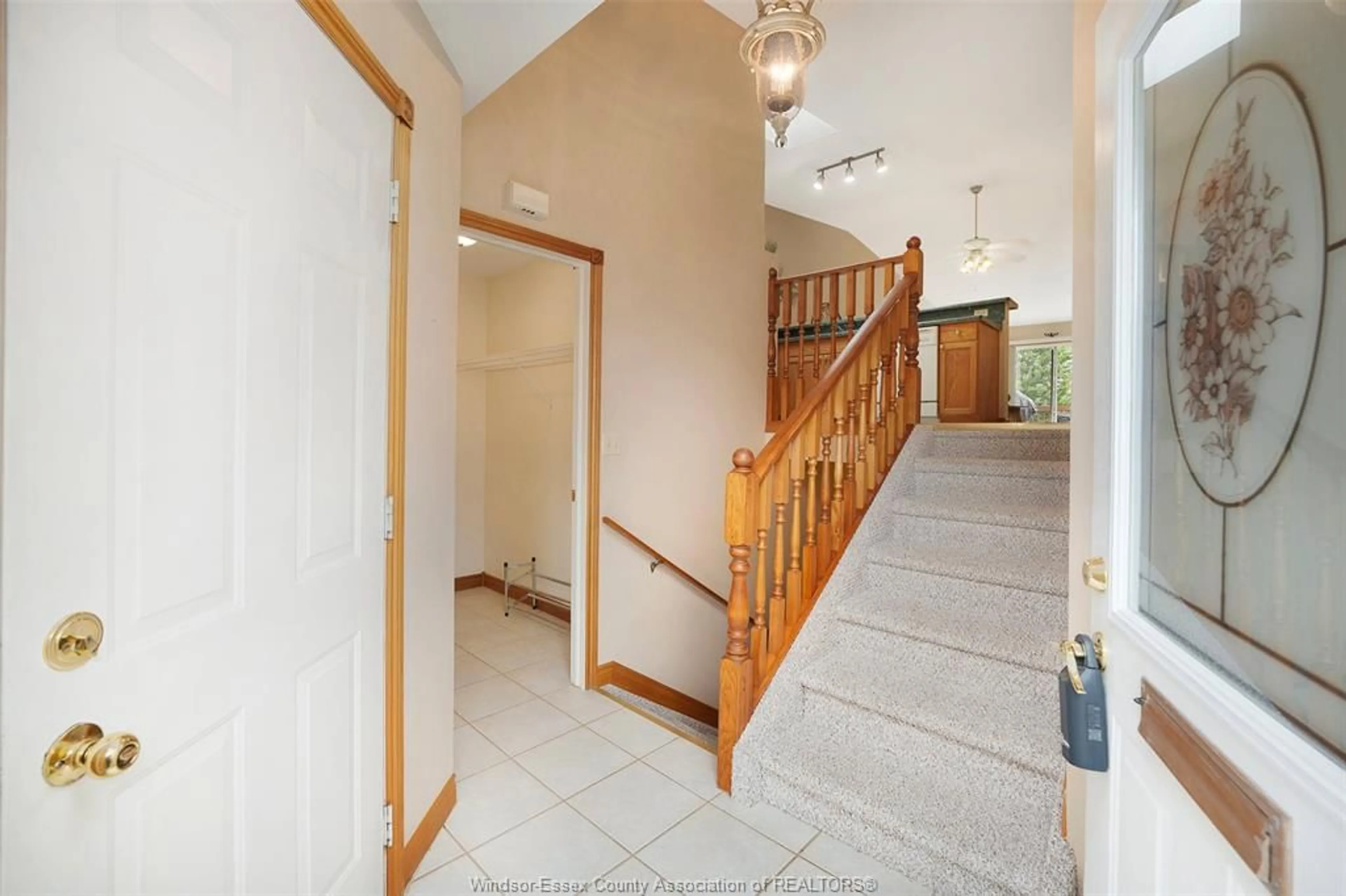 Indoor foyer for 144 Bennie Ave, Leamington Ontario N8H 4Y5