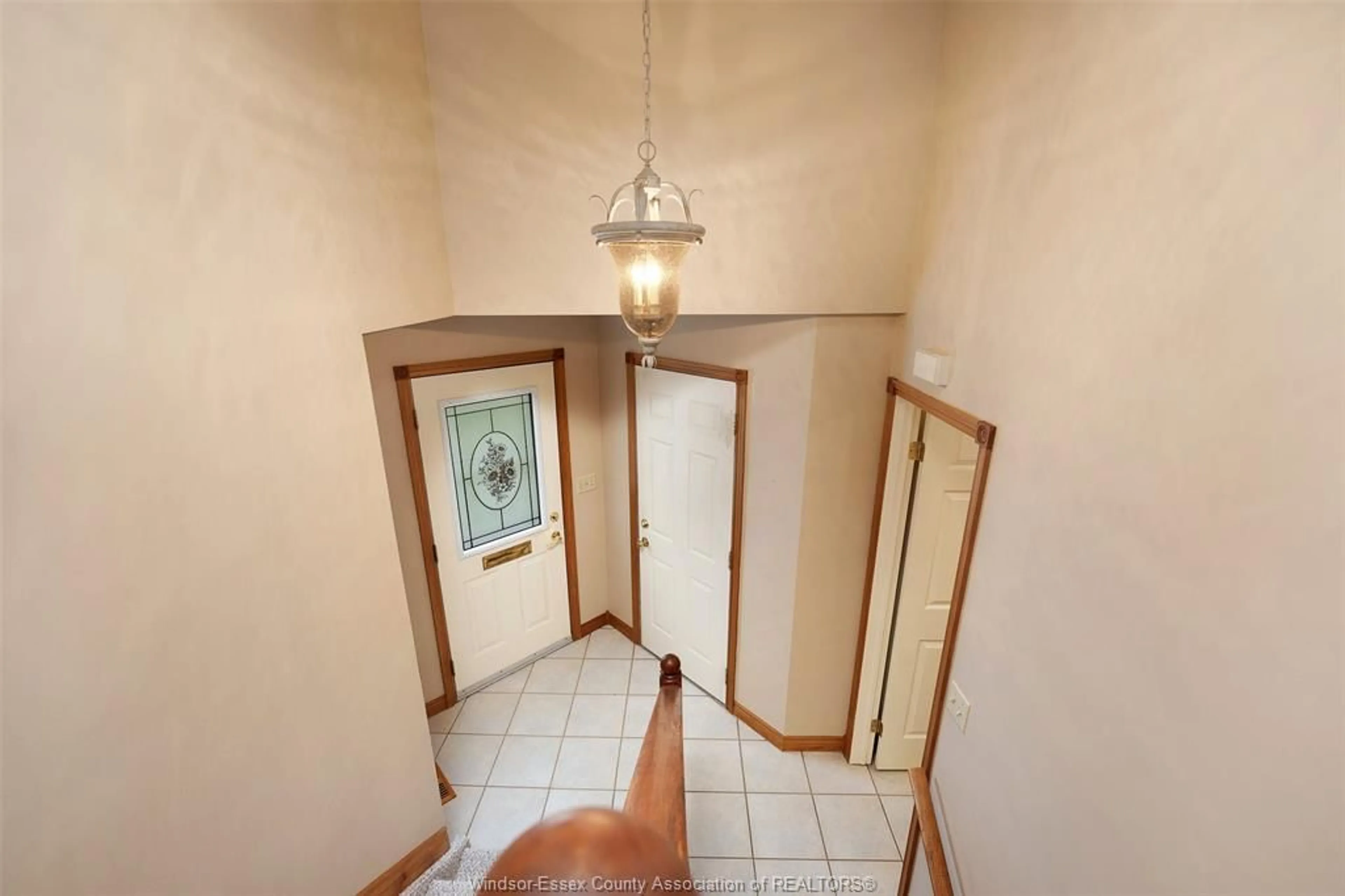 Indoor foyer for 144 Bennie Ave, Leamington Ontario N8H 4Y5