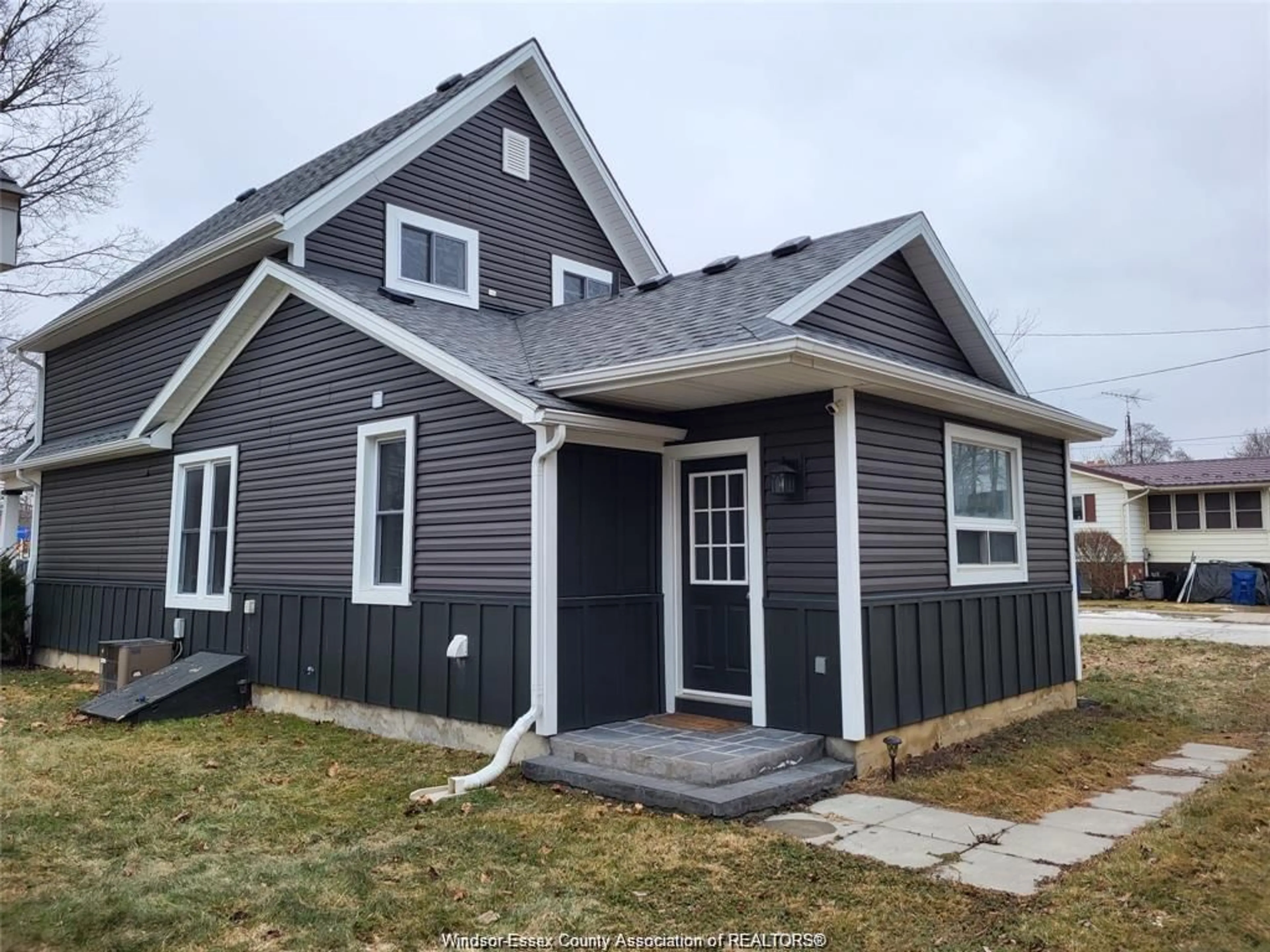 Home with vinyl exterior material, street for 21 ALICE St, Thamesville Ontario N0P 2K0