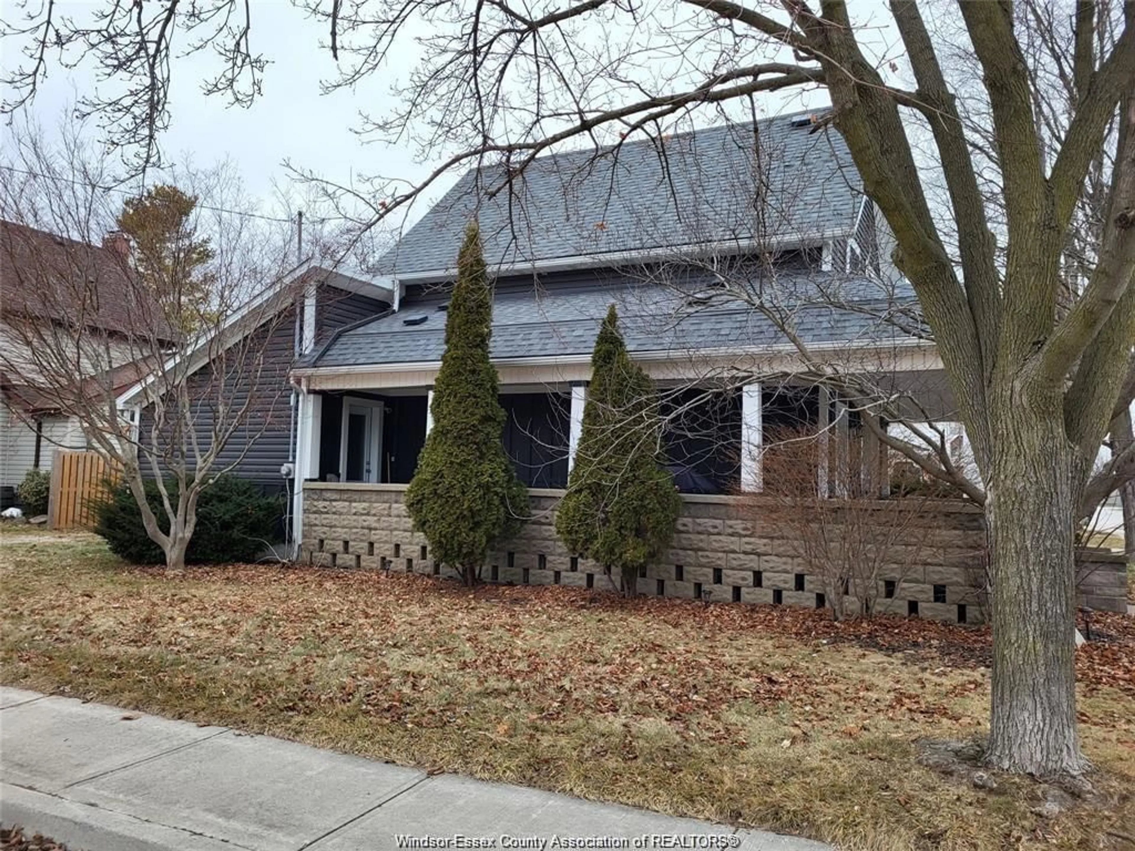 Home with vinyl exterior material, street for 21 ALICE St, Thamesville Ontario N0P 2K0