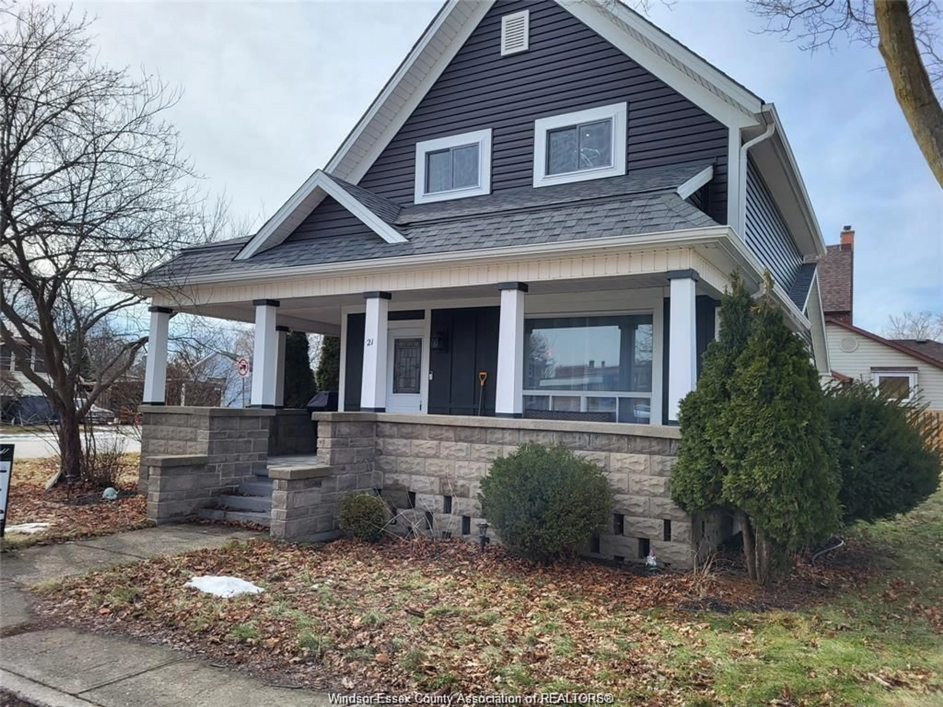 Home with vinyl exterior material, street for 21 ALICE St, Thamesville Ontario N0P 2K0