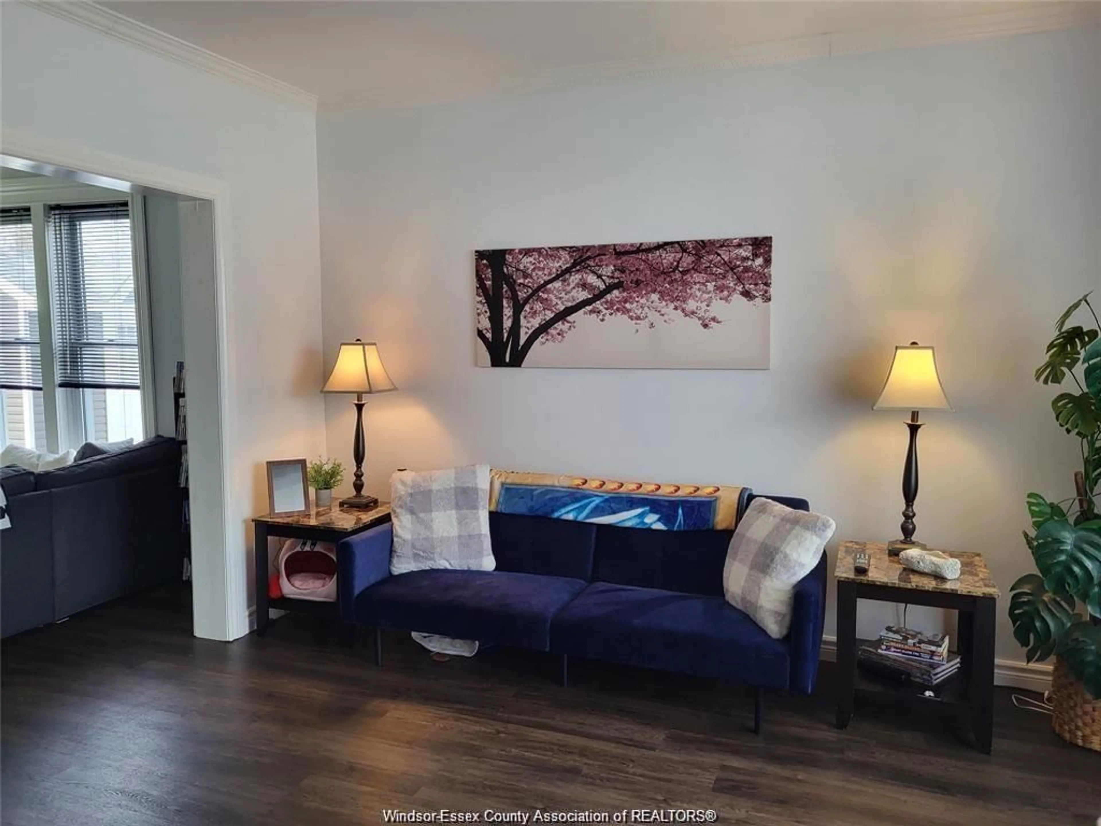 Living room with furniture, wood/laminate floor for 21 ALICE St, Thamesville Ontario N0P 2K0