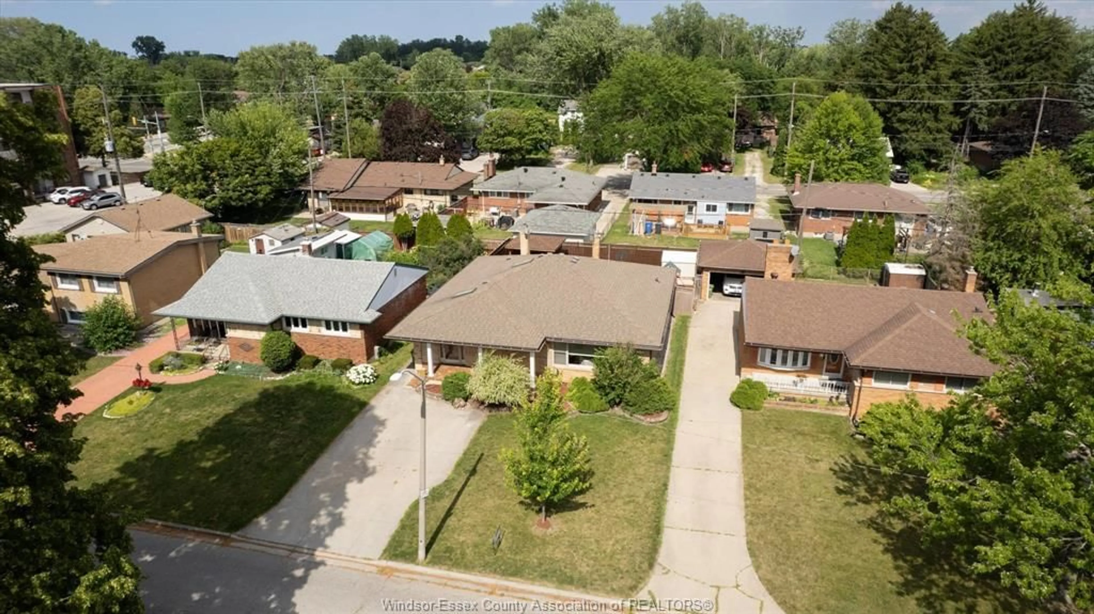 A pic from outside/outdoor area/front of a property/back of a property/a pic from drone, street for 850 GREENDALE Dr, Windsor Ontario N8S 4B1