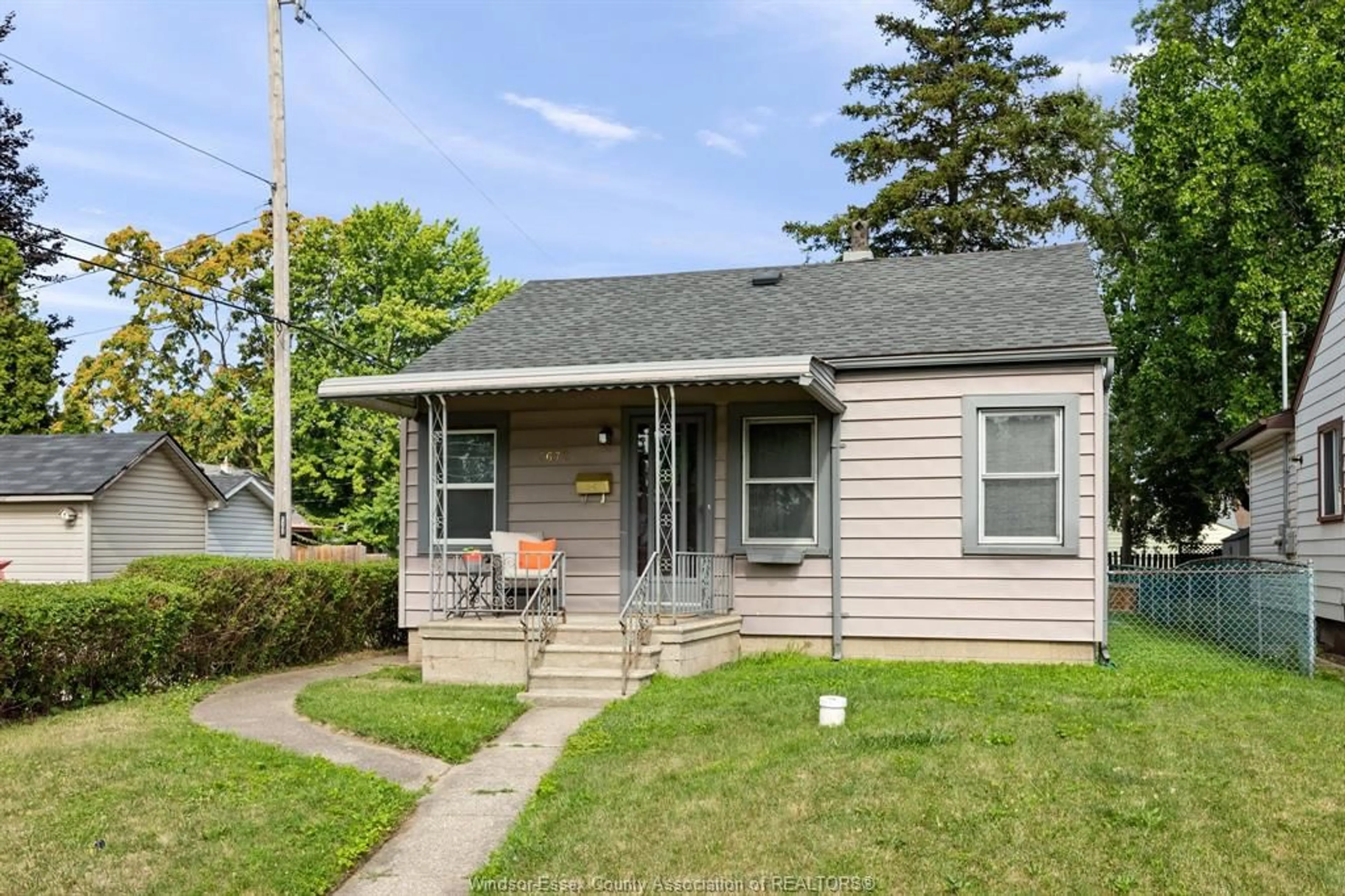 Home with vinyl exterior material, street for 3672 Girardot, Windsor Ontario N9C 1W5