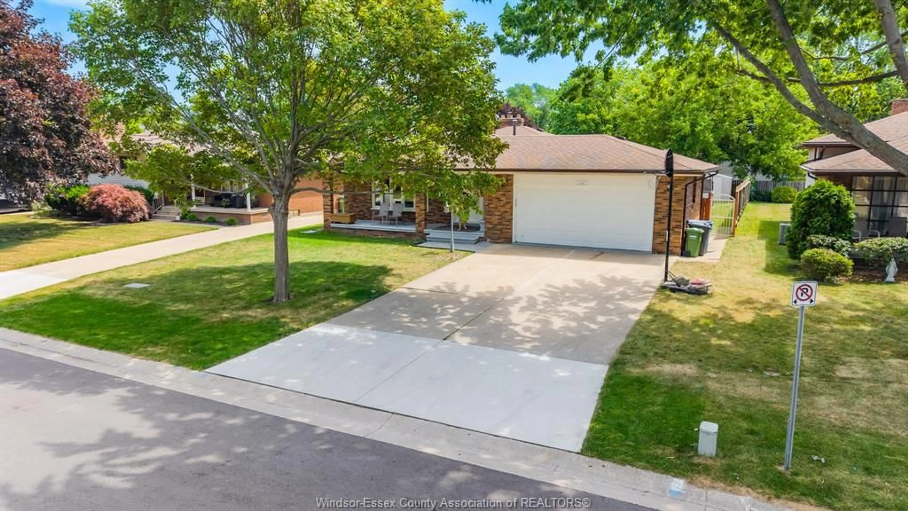 A pic from outside/outdoor area/front of a property/back of a property/a pic from drone, street for 386 WOODRIDGE, Tecumseh Ontario N8N 3A8