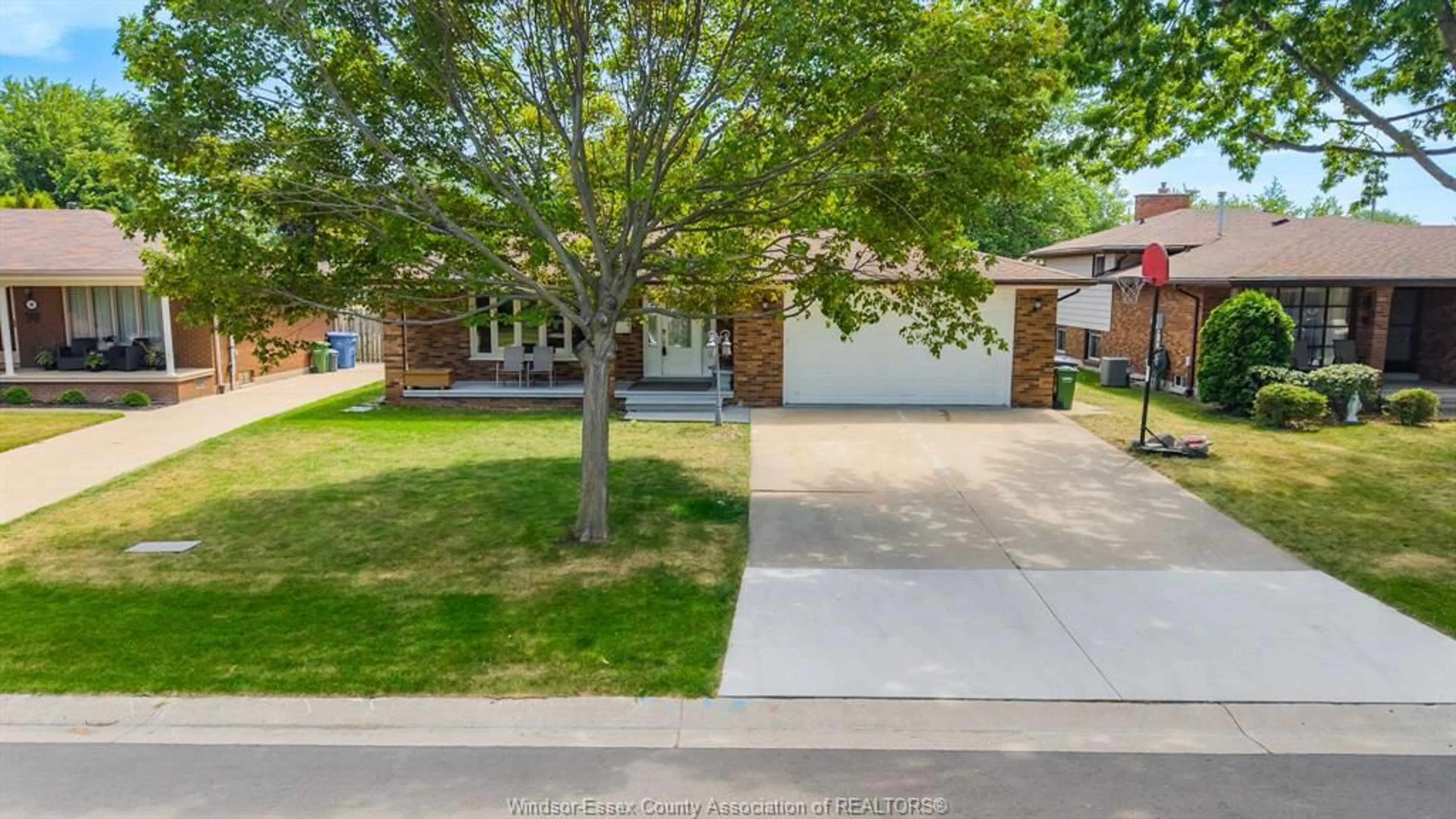 A pic from outside/outdoor area/front of a property/back of a property/a pic from drone, street for 386 WOODRIDGE, Tecumseh Ontario N8N 3A8