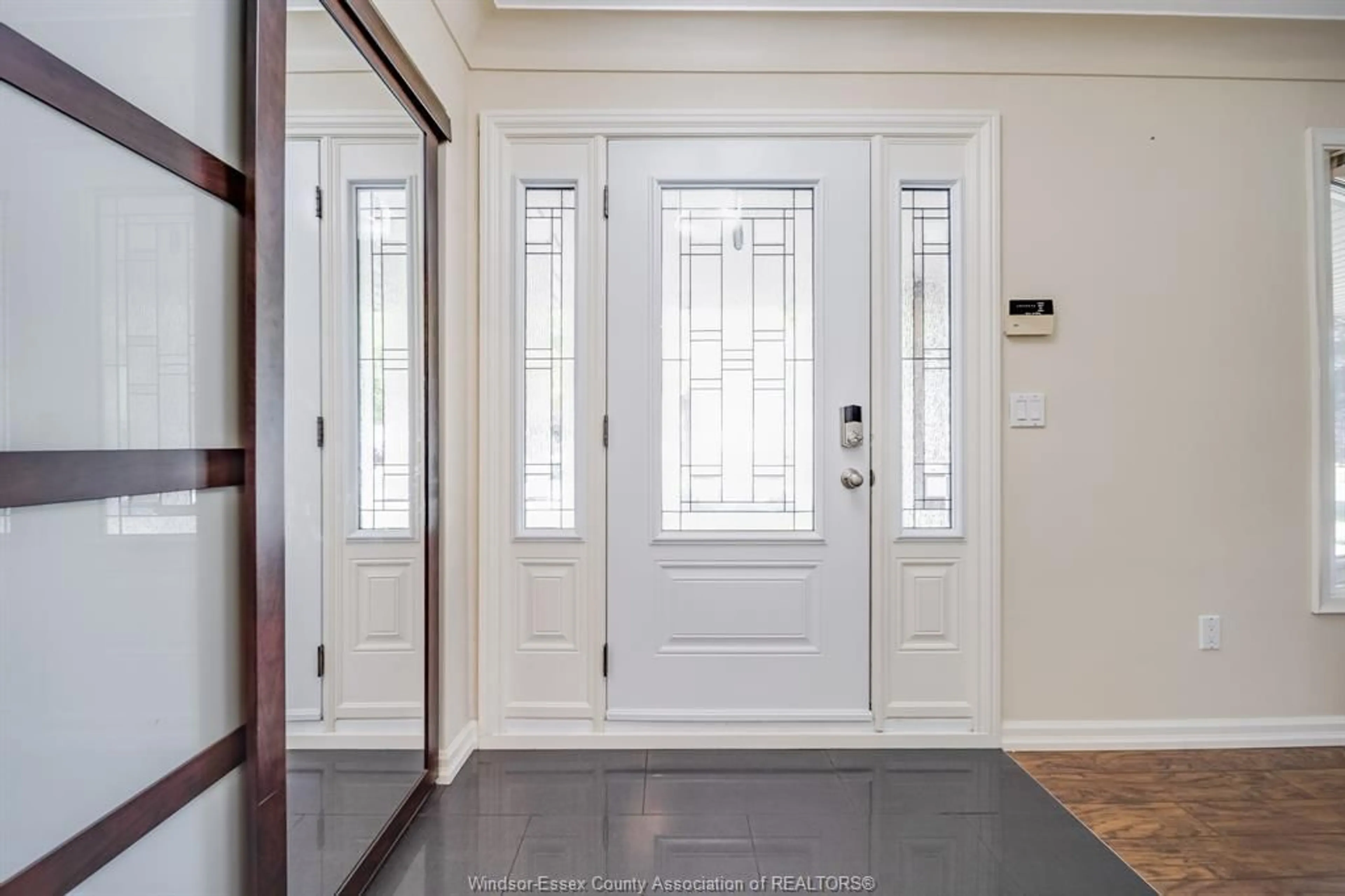 Indoor entryway for 386 WOODRIDGE, Tecumseh Ontario N8N 3A8