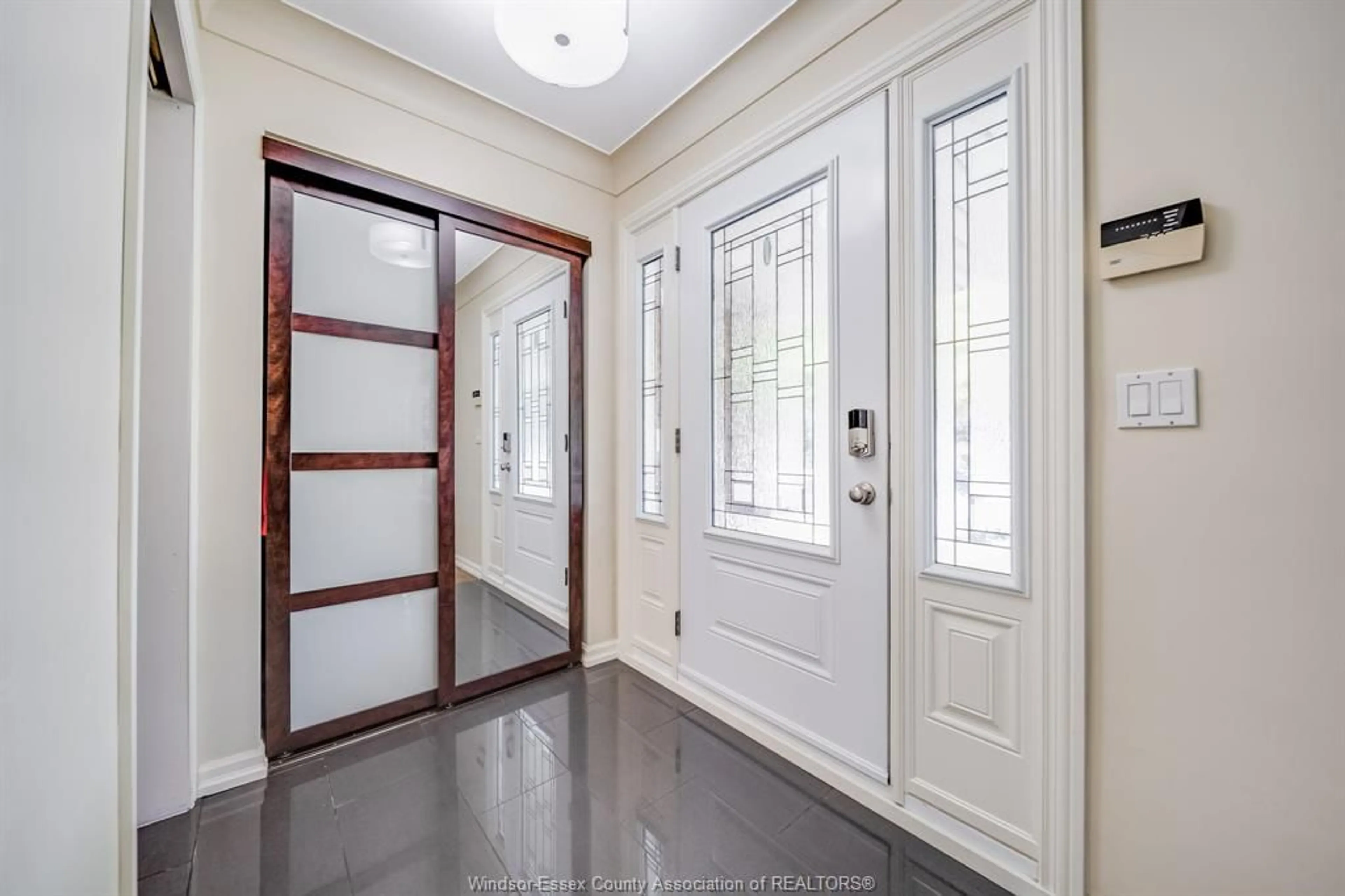 Indoor entryway for 386 WOODRIDGE, Tecumseh Ontario N8N 3A8