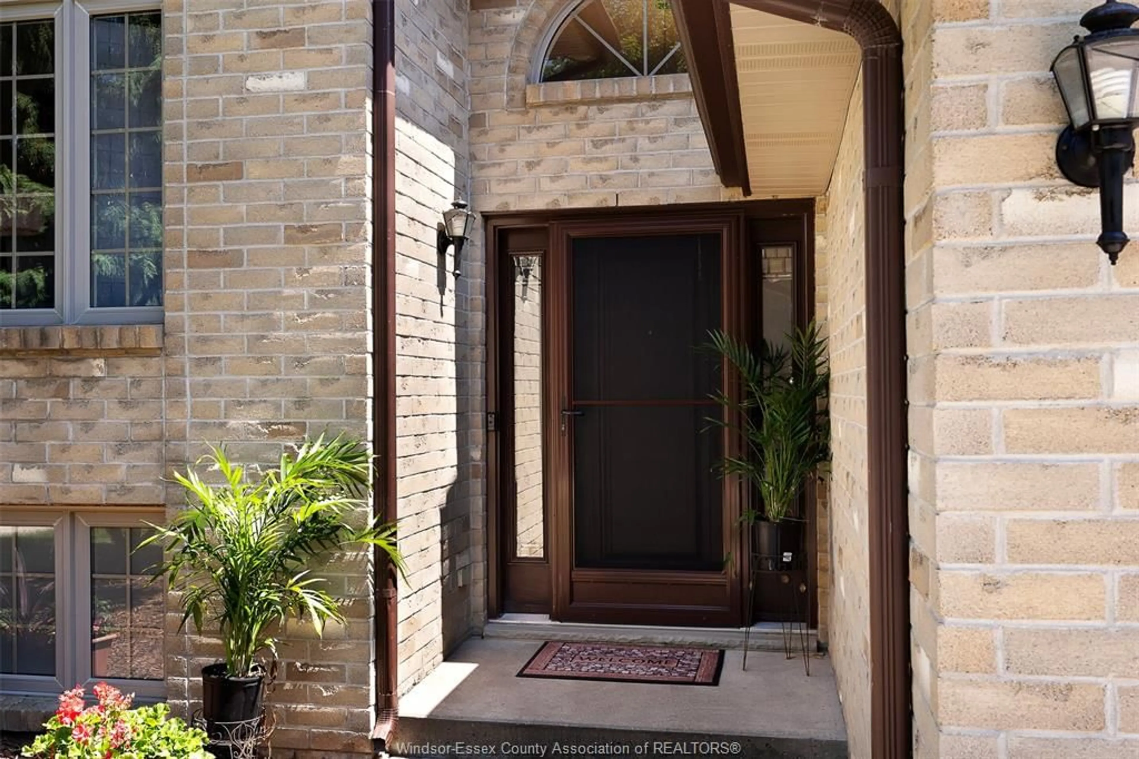 Indoor entryway for 4332 MONTEREY Crt, Windsor Ontario N9G 2Z3