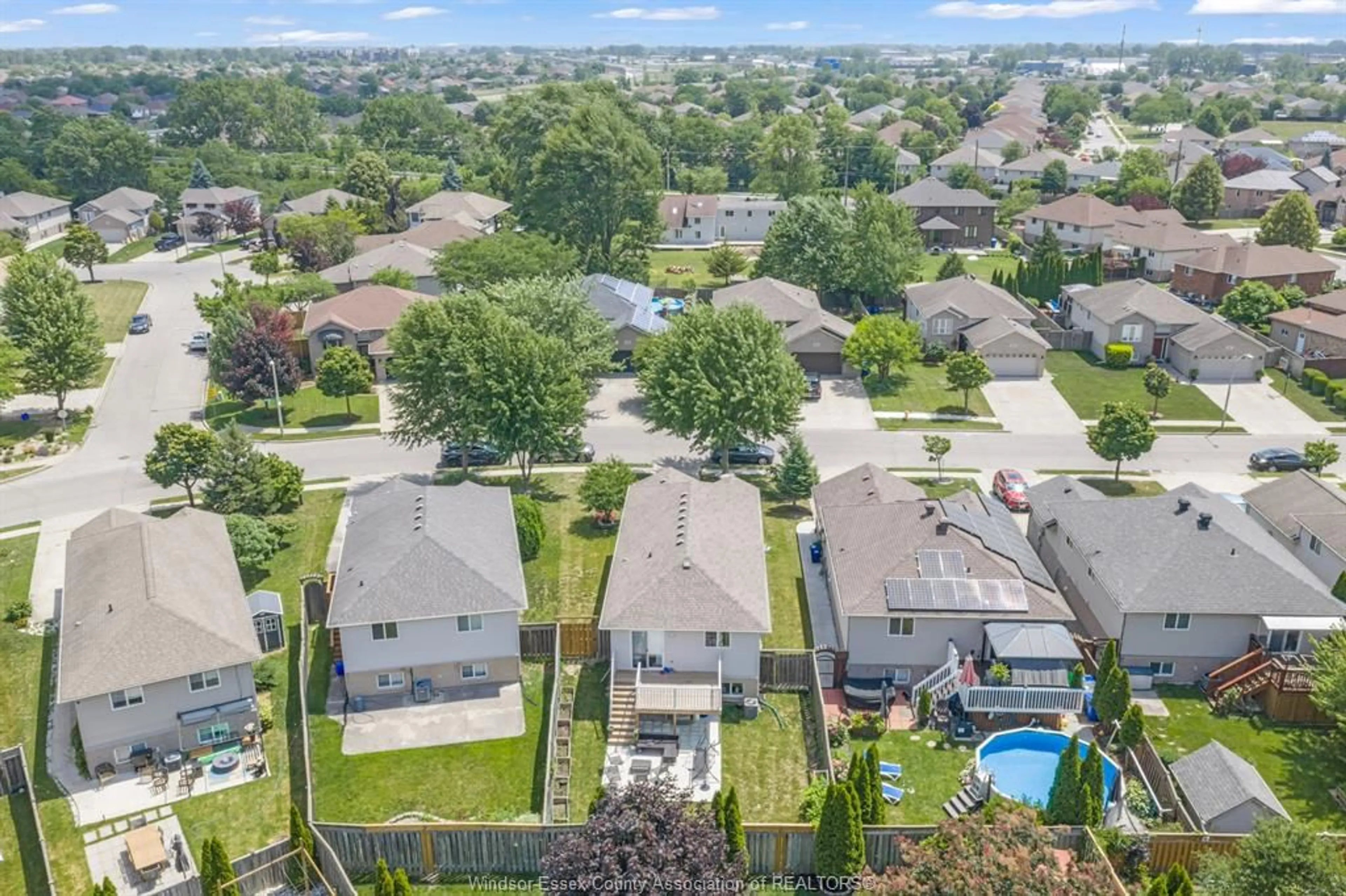 A pic from outside/outdoor area/front of a property/back of a property/a pic from drone, street for 1039 SILVERDALE, Windsor Ontario N9G 2R9