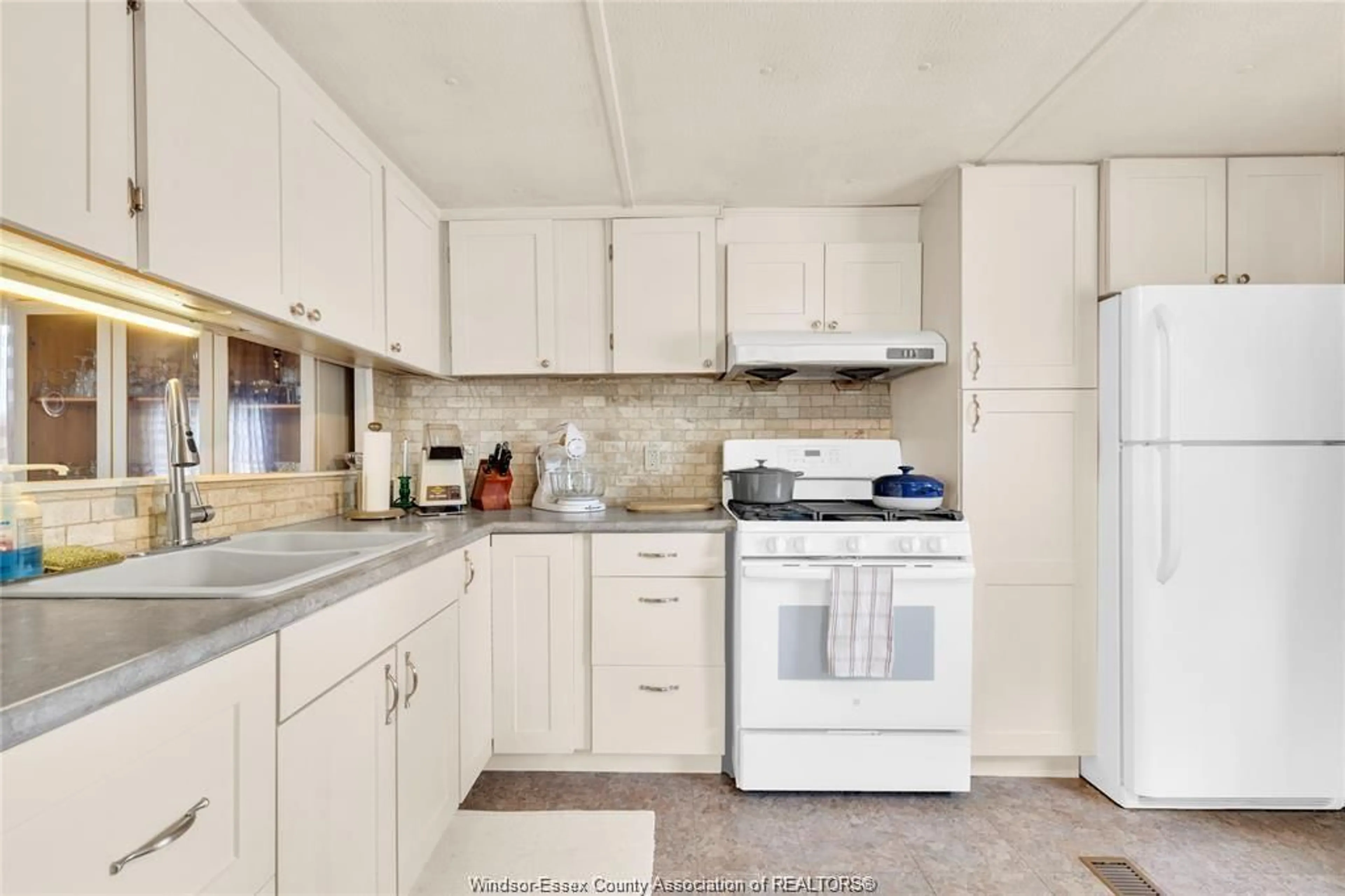 Standard kitchen, unknown for 6 VISCOUNT, Essex Ontario N8M 1Y8