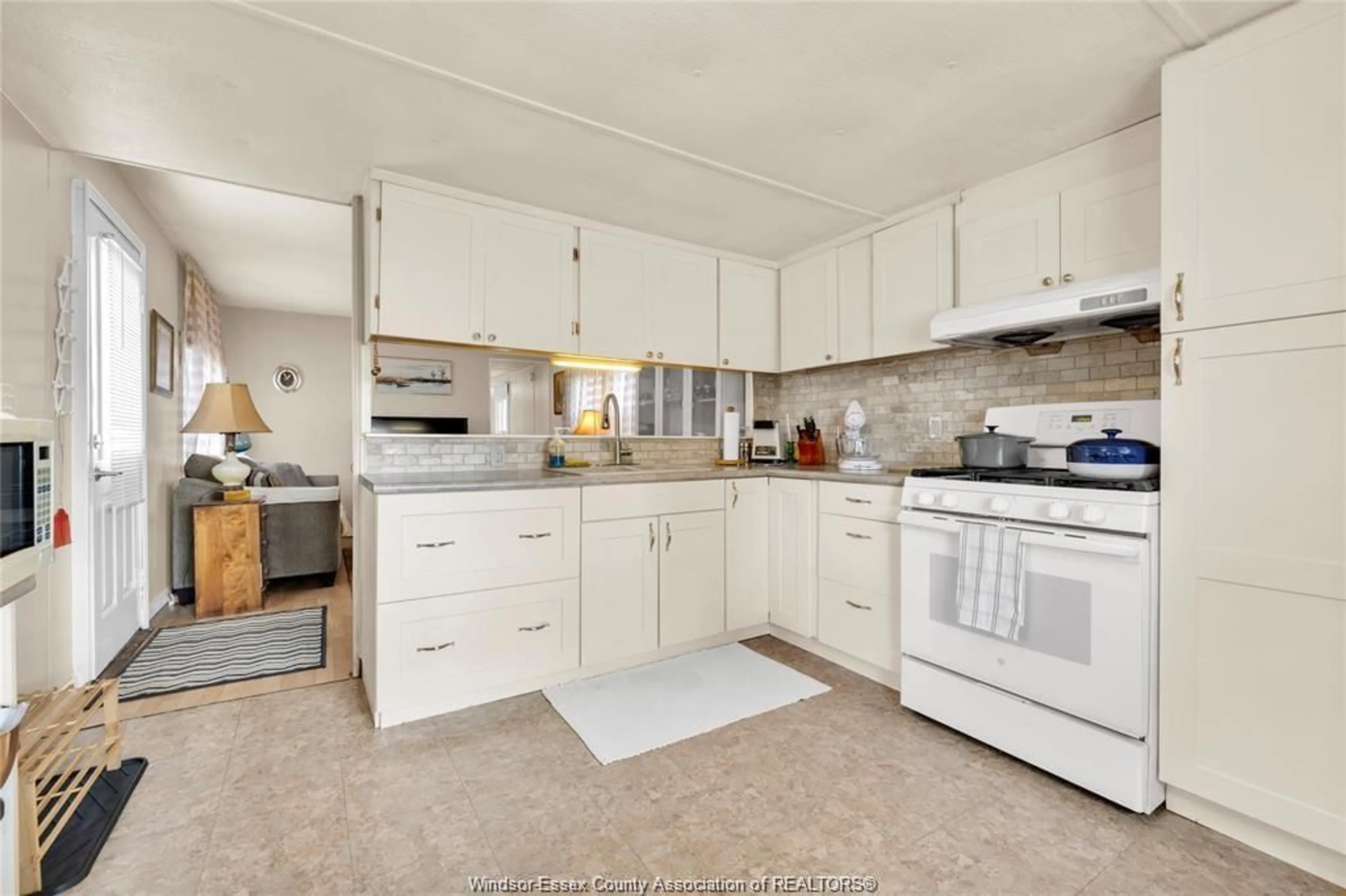 Standard kitchen, ceramic/tile floor for 6 VISCOUNT, Essex Ontario N8M 1Y8
