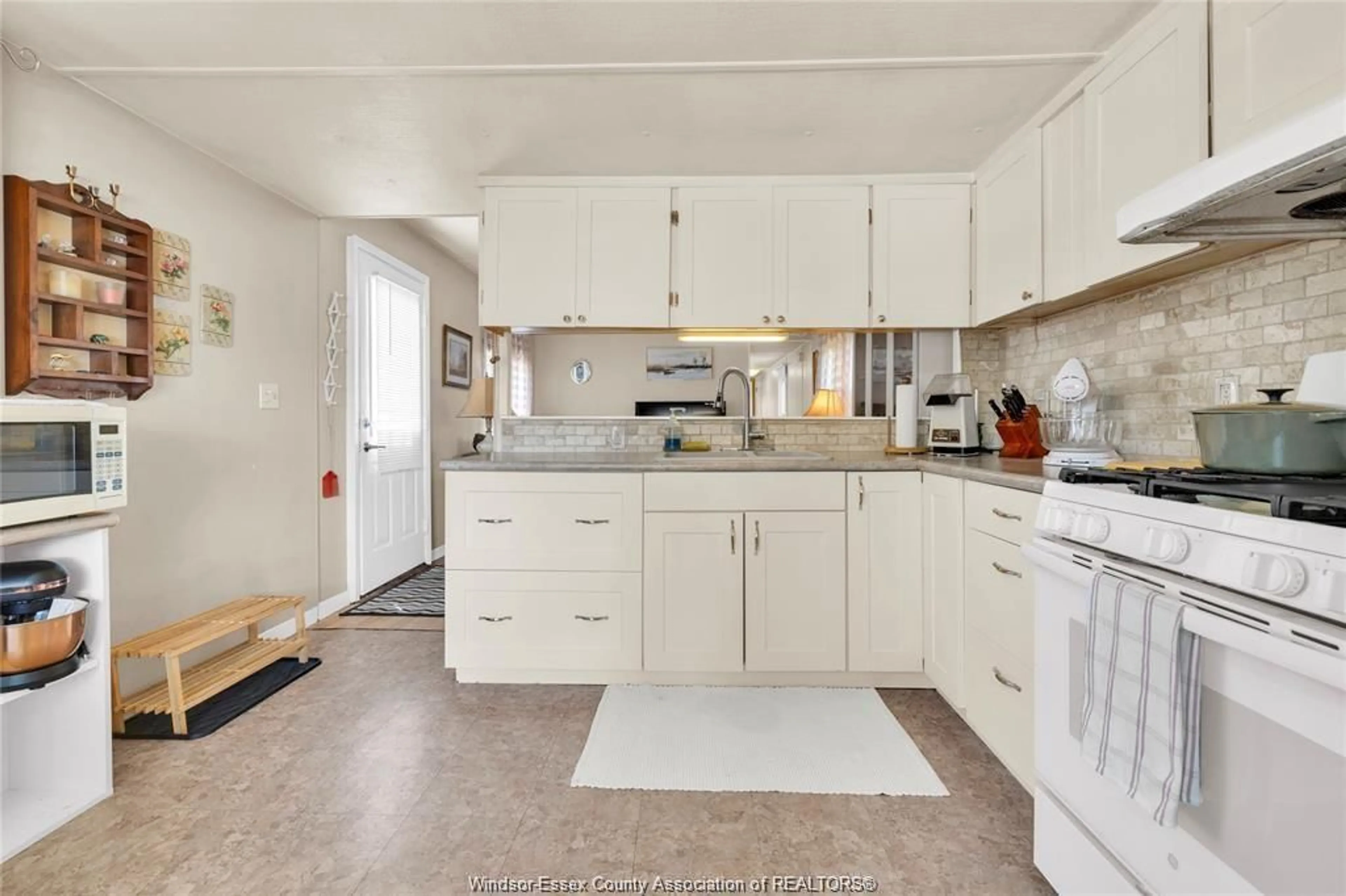 Standard kitchen, unknown for 6 VISCOUNT, Essex Ontario N8M 1Y8