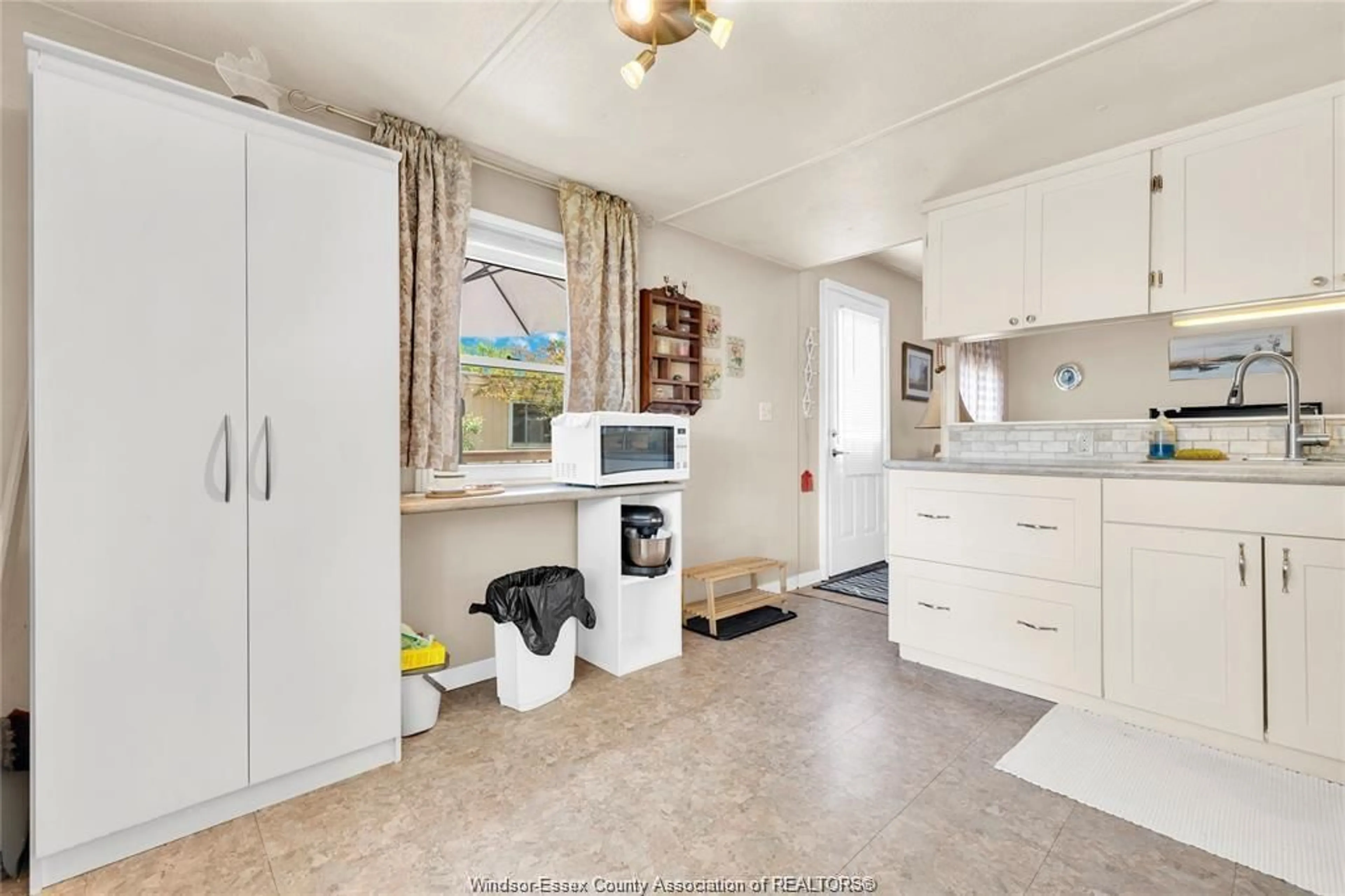 Standard kitchen, ceramic/tile floor for 6 VISCOUNT, Essex Ontario N8M 1Y8