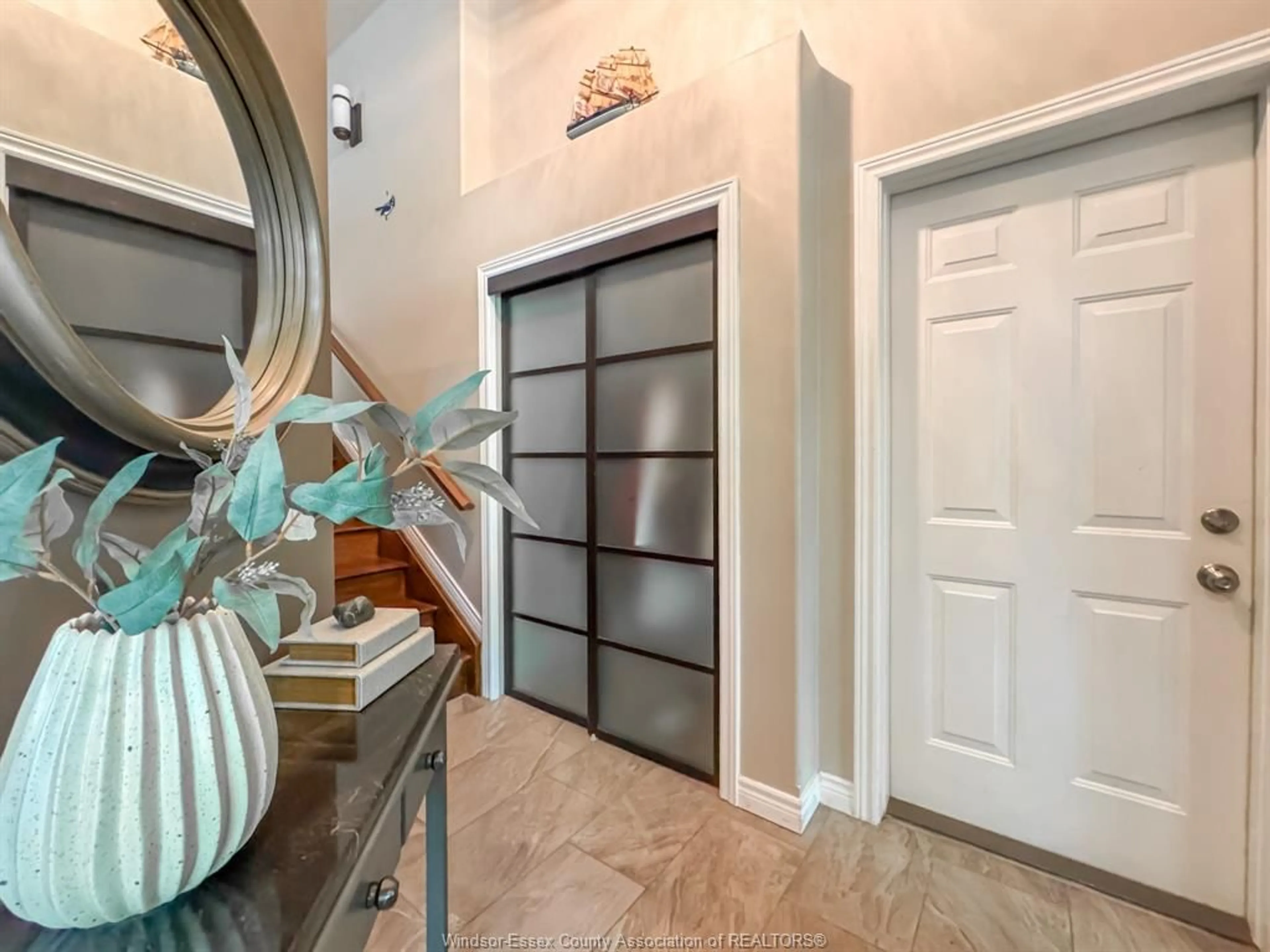 Indoor entryway for 1950 RANDOLPH Ave, Windsor Ontario N9B 2W5