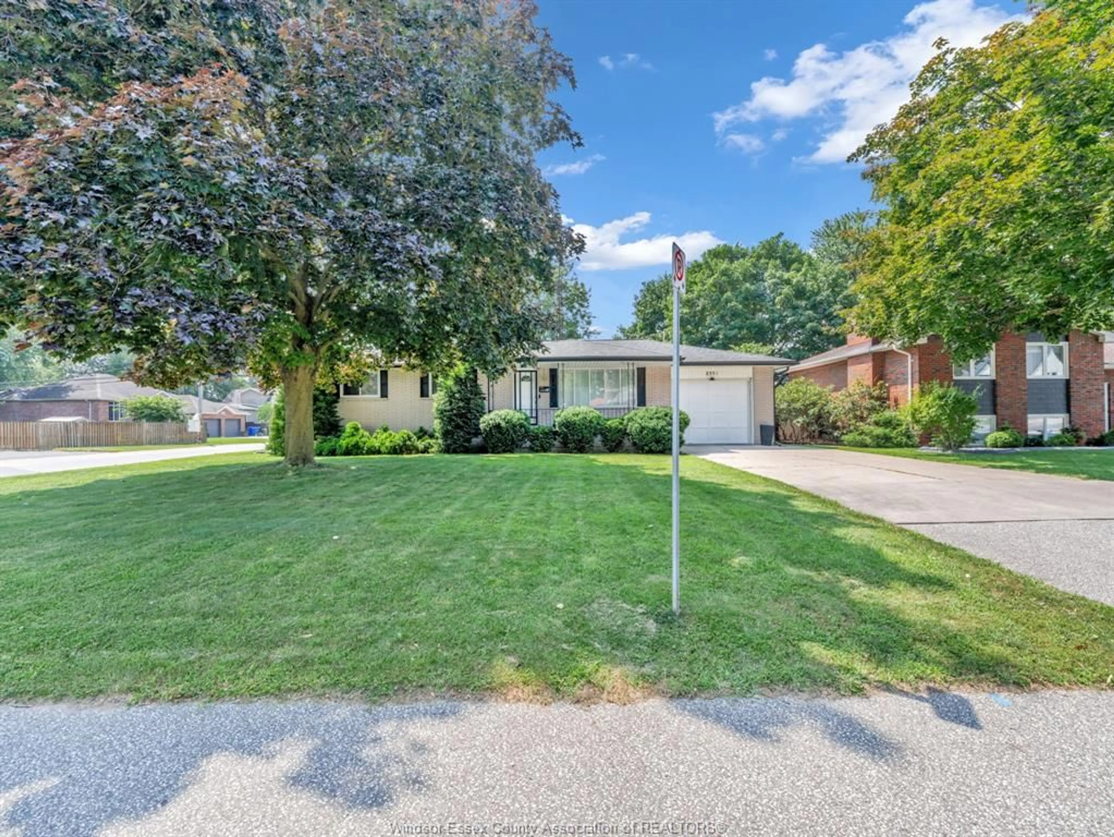 A pic from outside/outdoor area/front of a property/back of a property/a pic from drone, street for 2551 Todd Lane, LaSalle Ontario N9H 1L7