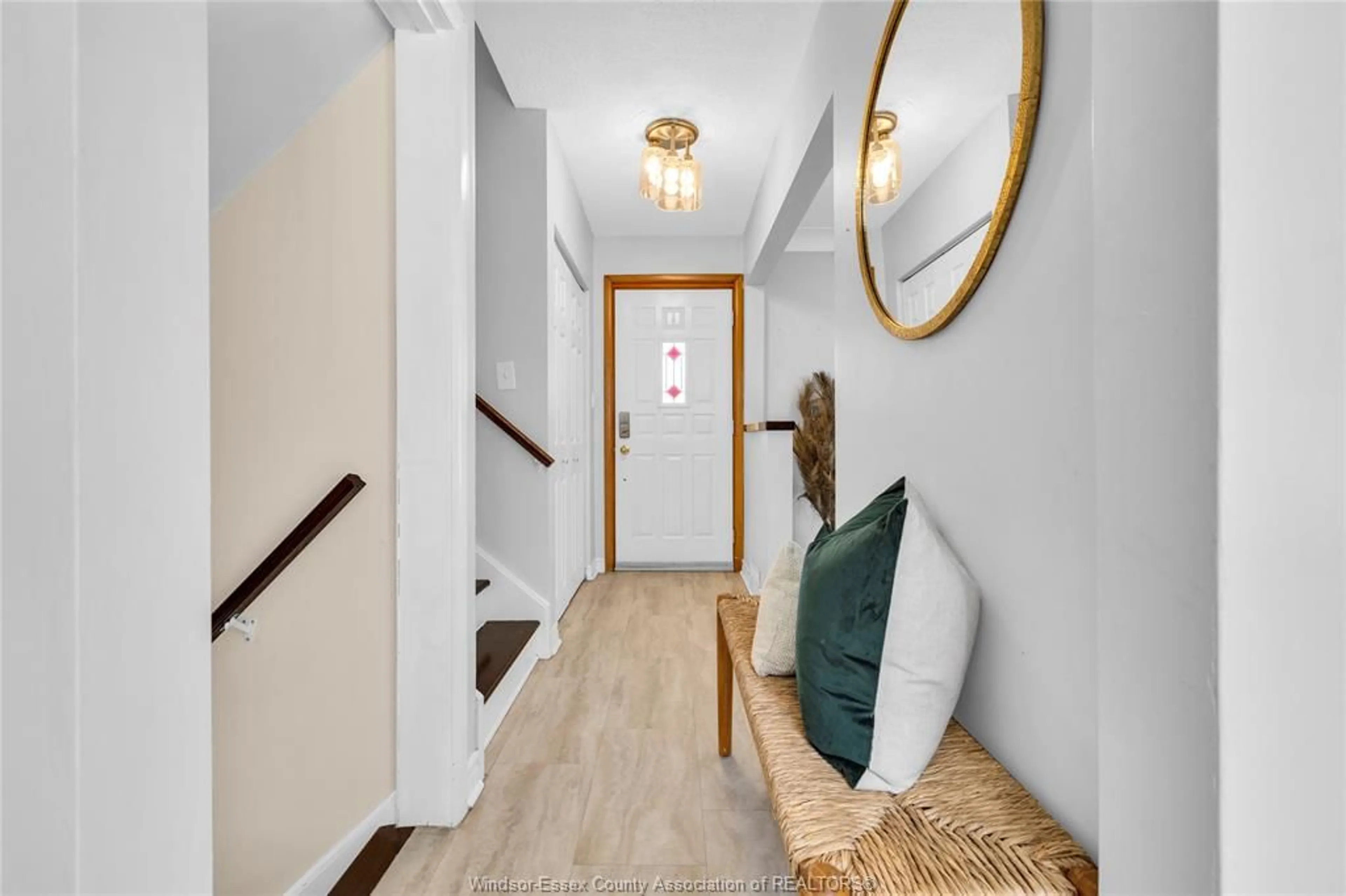 Indoor entryway for 4025 MOUNT ROYAL, Windsor Ontario N9G 2C1