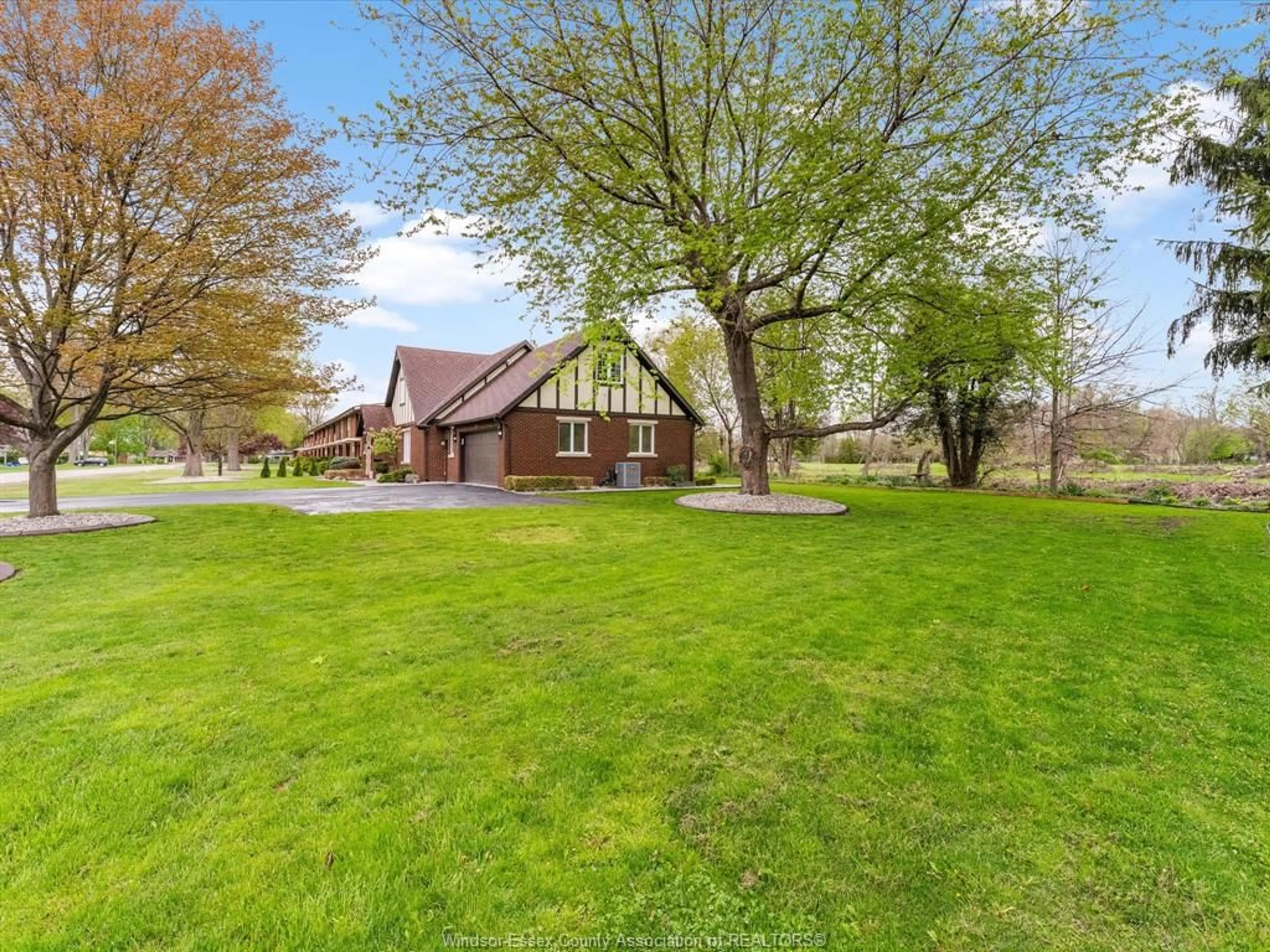 A pic from outside/outdoor area/front of a property/back of a property/a pic from drone, unknown for 106 KAEL Cres, Harrow Ontario N0R 1G0