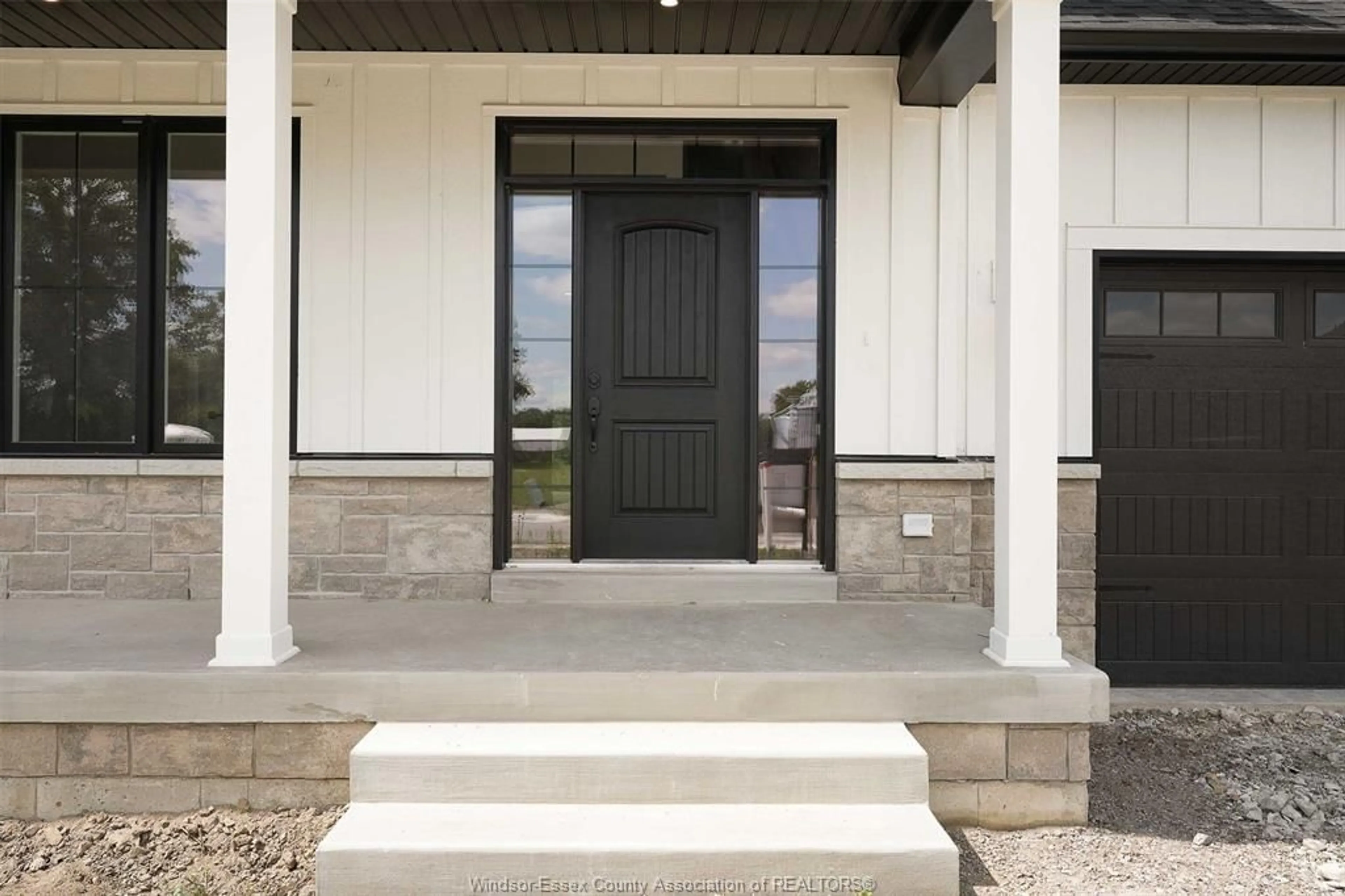 Indoor entryway for 120 Bloomington Way, Chatham Ontario N7L 0H1