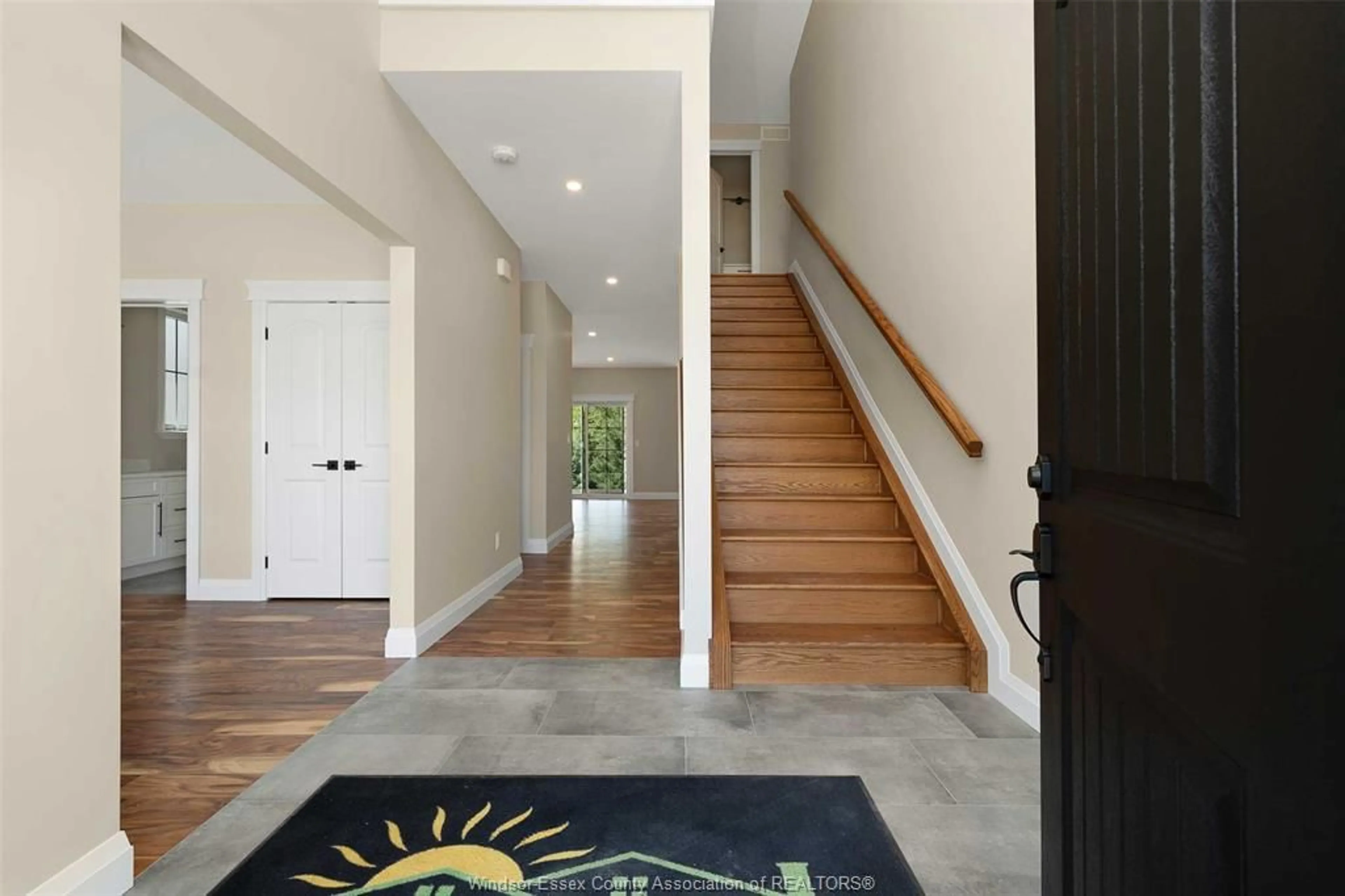 Indoor entryway for 120 Bloomington Way, Chatham Ontario N7L 0H1