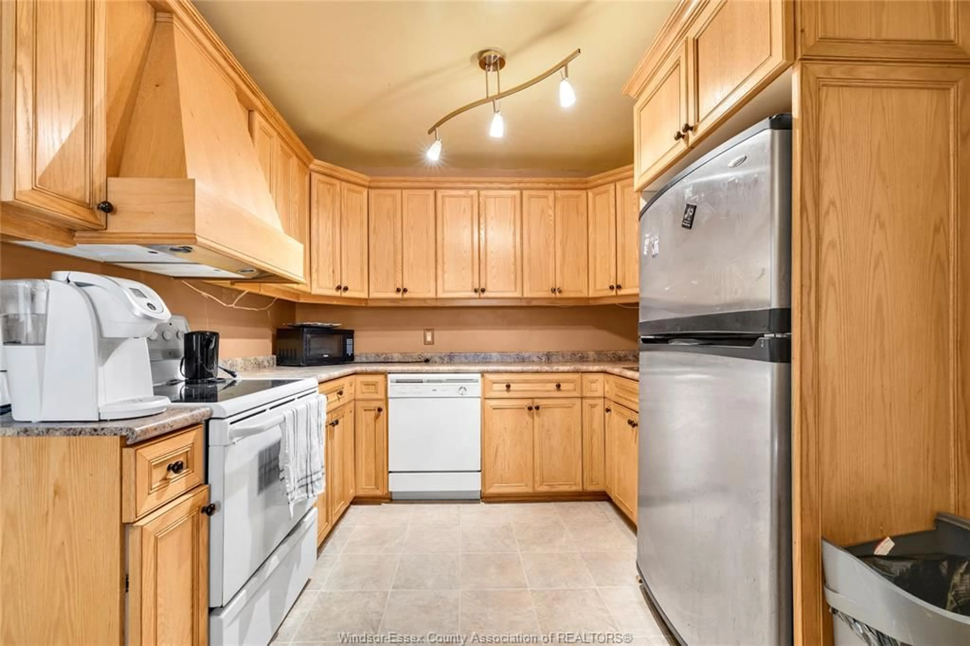 Standard kitchen, unknown for 2453 TURNER Rd, Windsor Ontario N8W 3K9