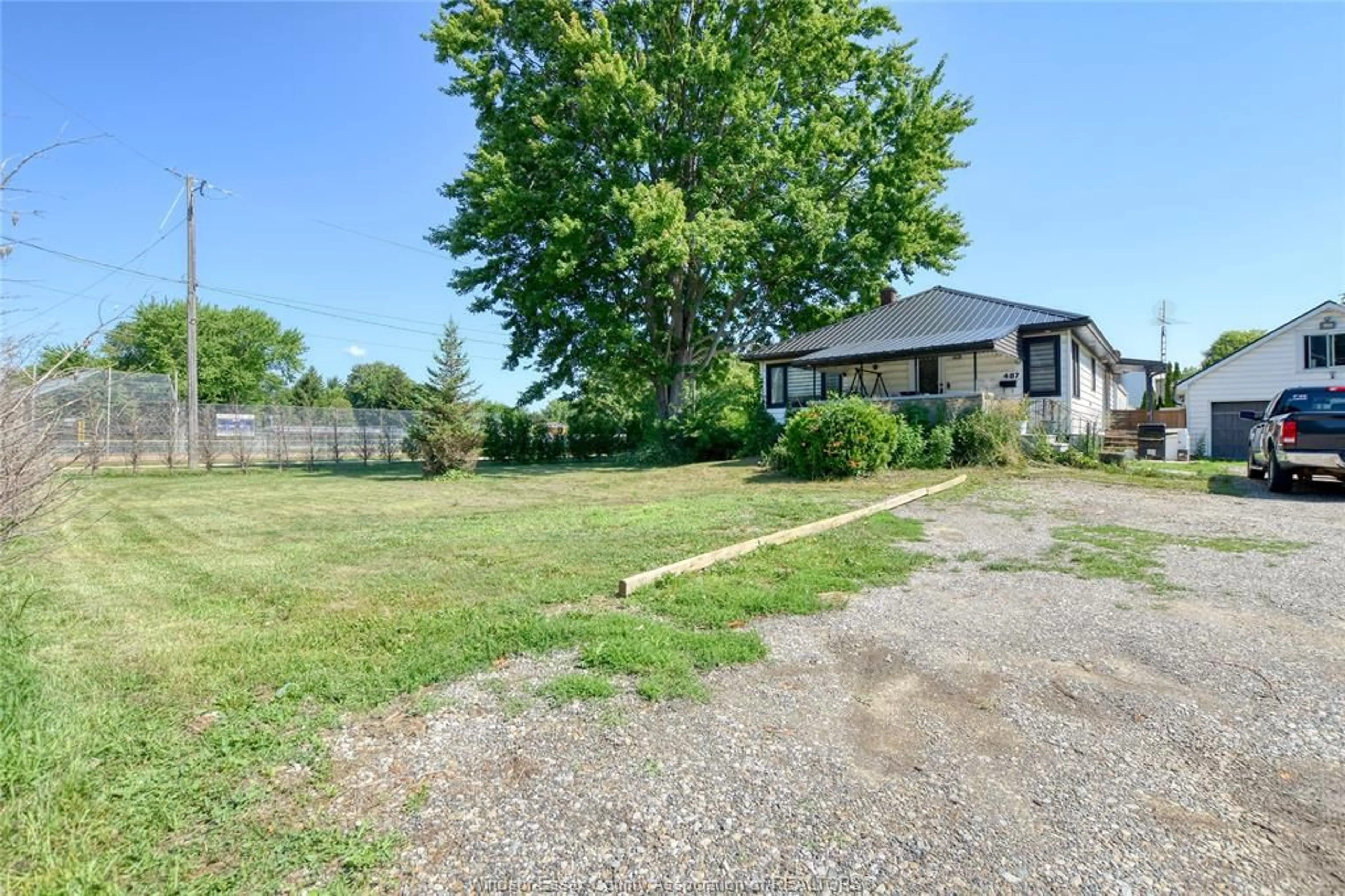 A pic from outside/outdoor area/front of a property/back of a property/a pic from drone, street for 487 ST CLAIR St, Chatham Ontario N7L 3K6