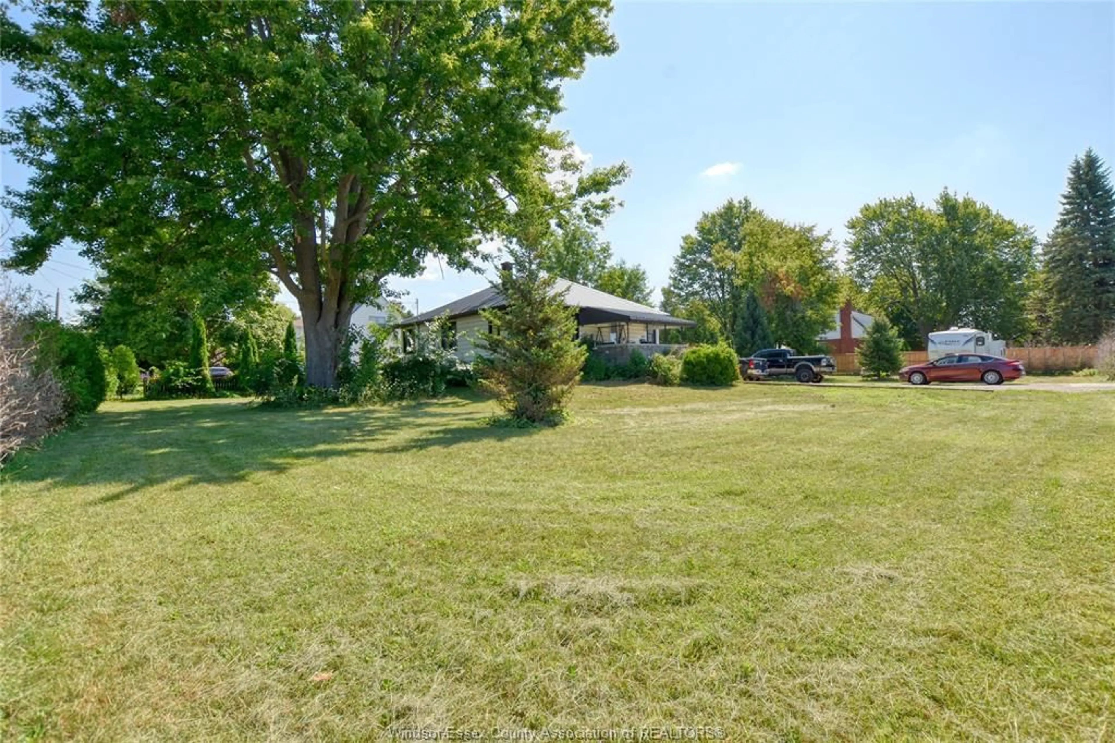 A pic from outside/outdoor area/front of a property/back of a property/a pic from drone, street for 487 ST CLAIR St, Chatham Ontario N7L 3K6