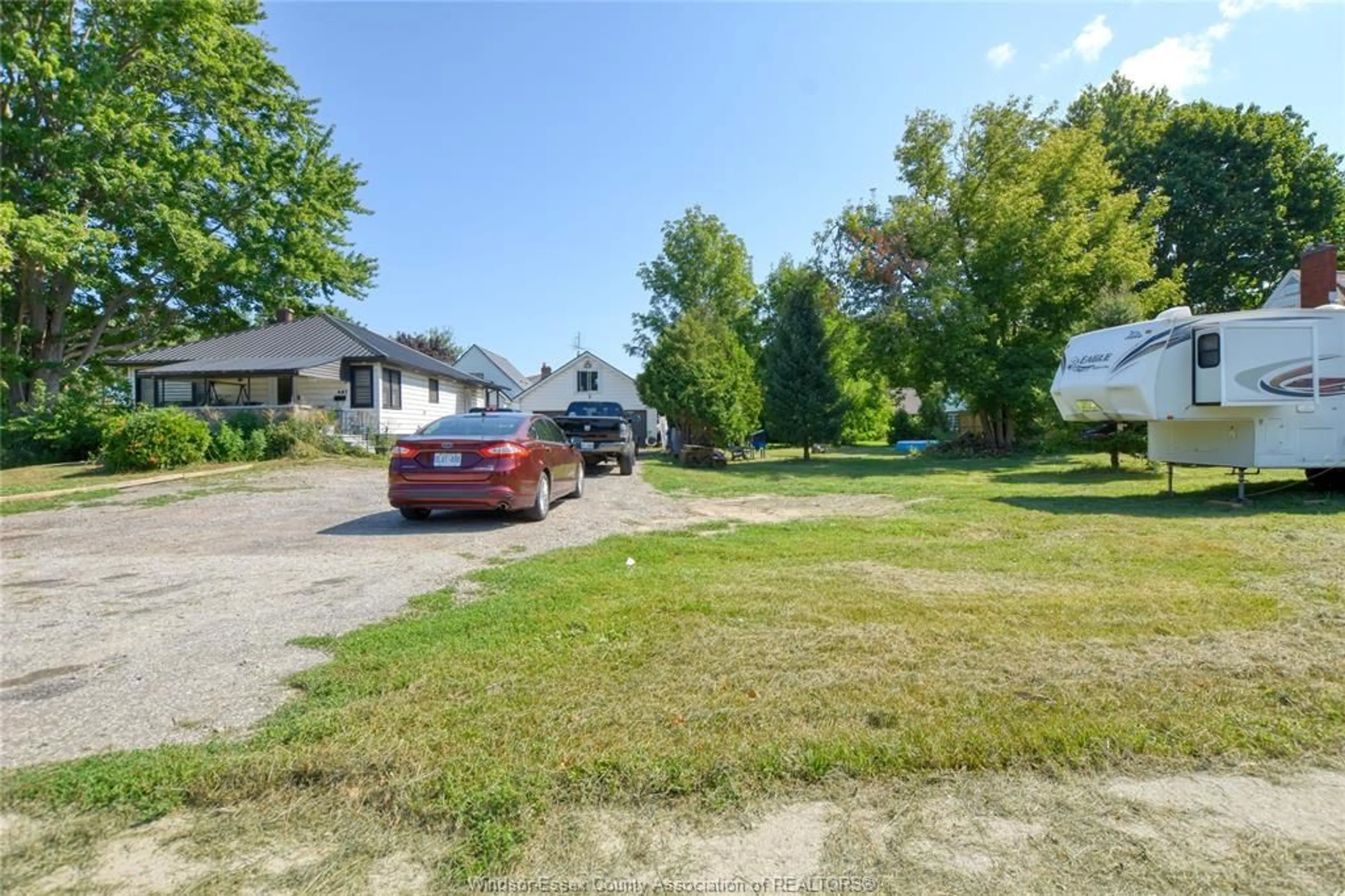 A pic from outside/outdoor area/front of a property/back of a property/a pic from drone, street for 487 ST CLAIR St, Chatham Ontario N7L 3K6