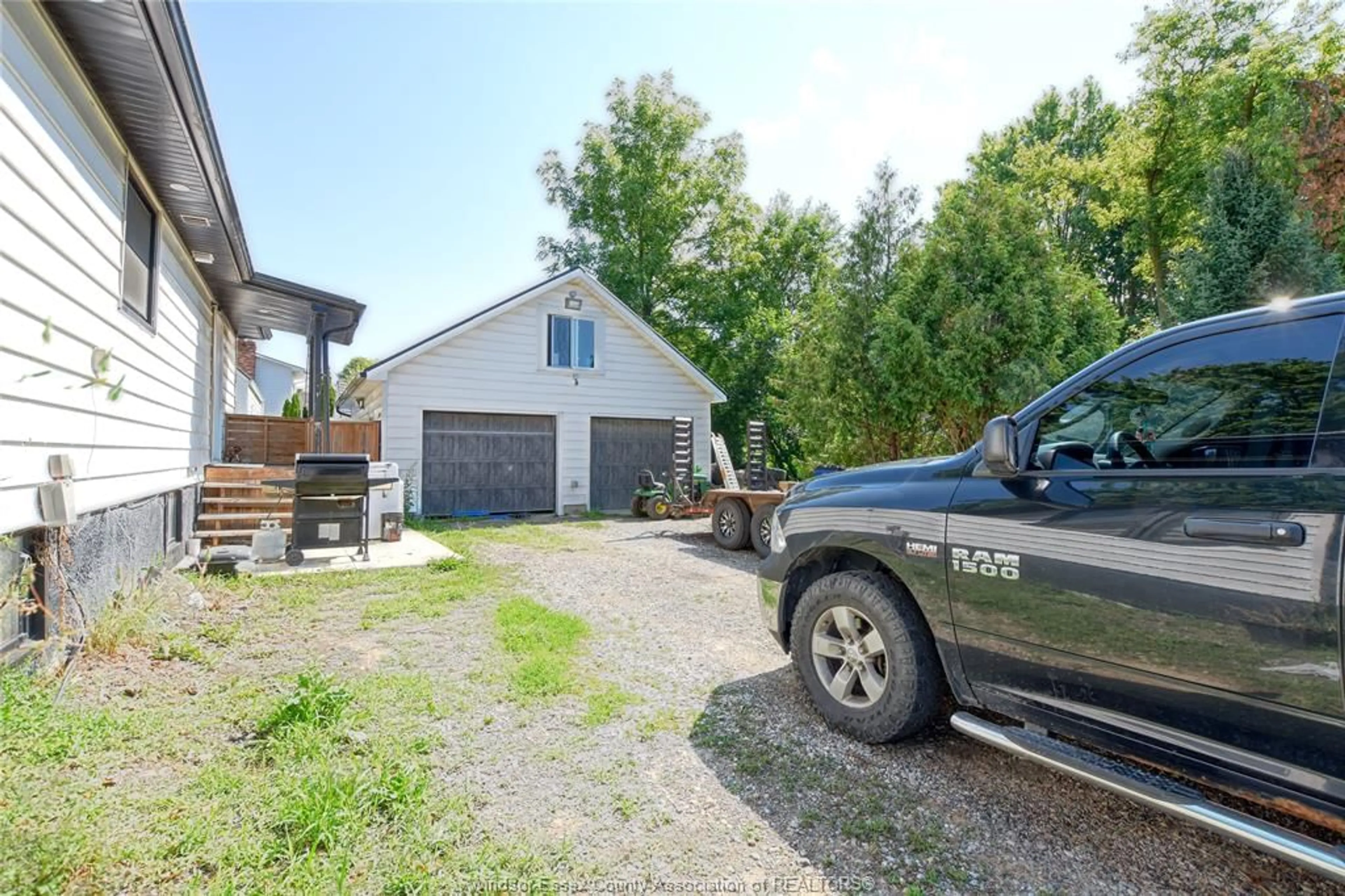 A pic from outside/outdoor area/front of a property/back of a property/a pic from drone, street for 487 ST CLAIR St, Chatham Ontario N7L 3K6