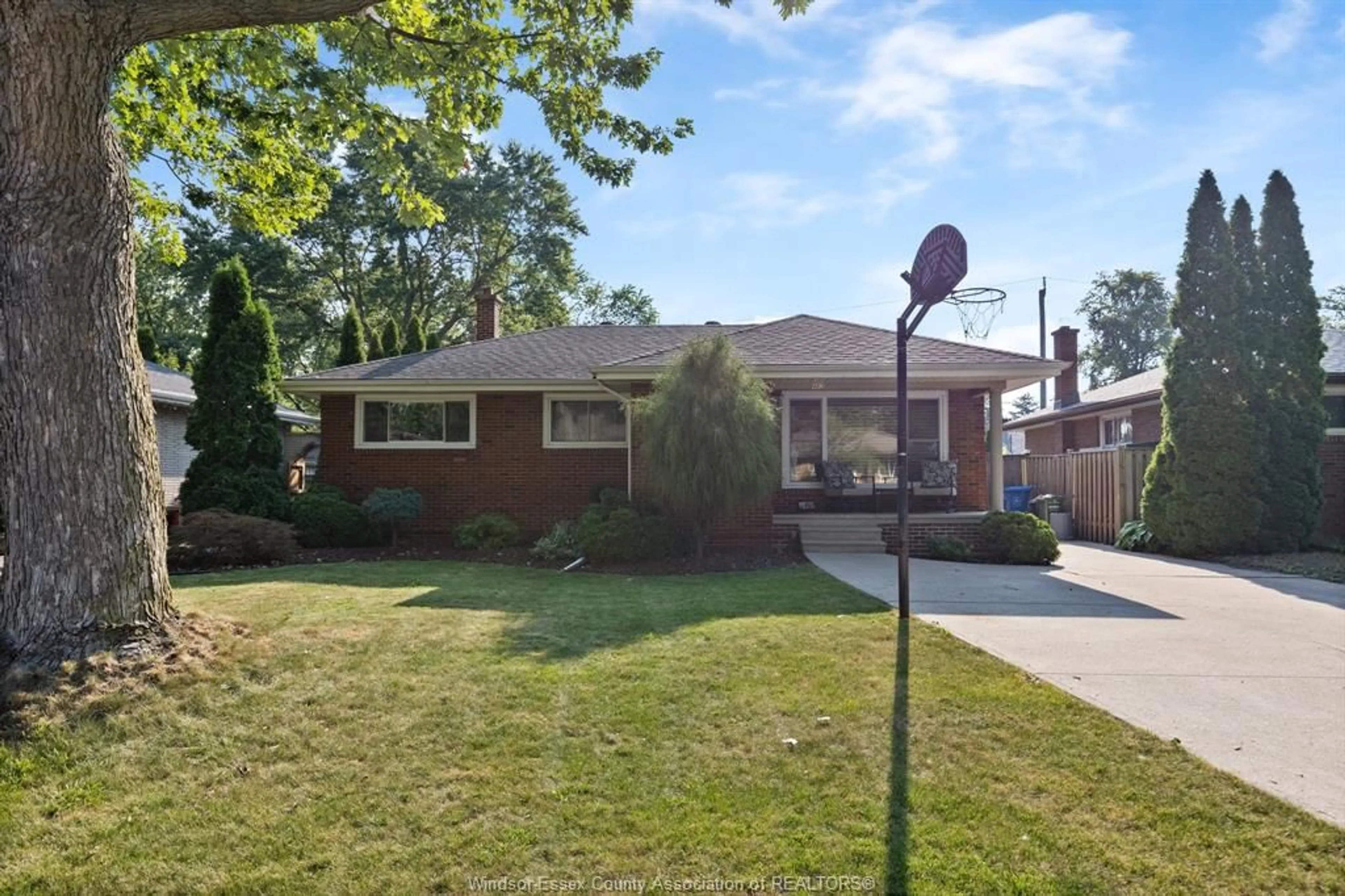 Home with brick exterior material, street for 462 DORMAR Dr, Windsor Ontario N8S 3Z4