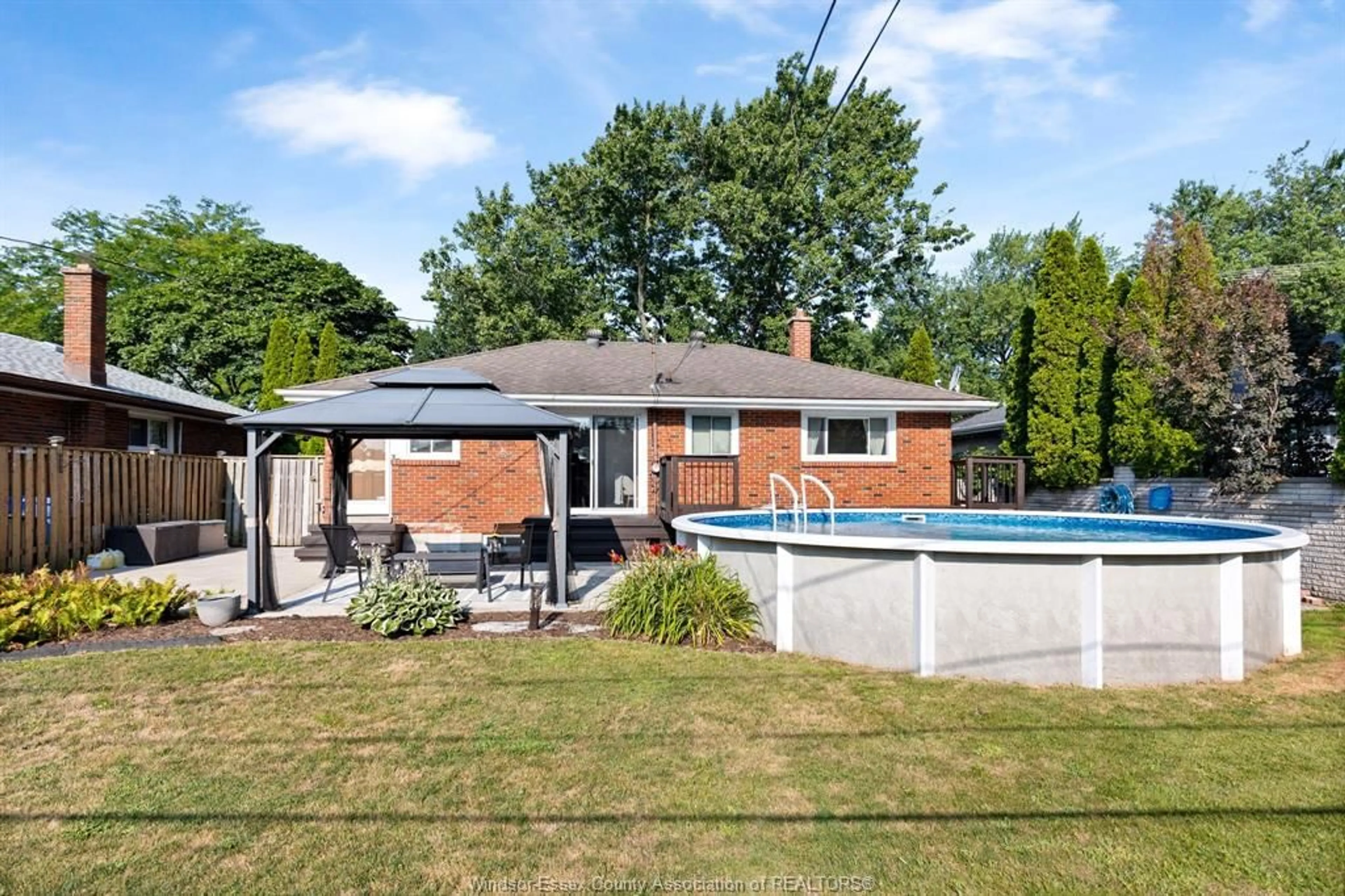 A pic from outside/outdoor area/front of a property/back of a property/a pic from drone, unknown for 462 DORMAR Dr, Windsor Ontario N8S 3Z4