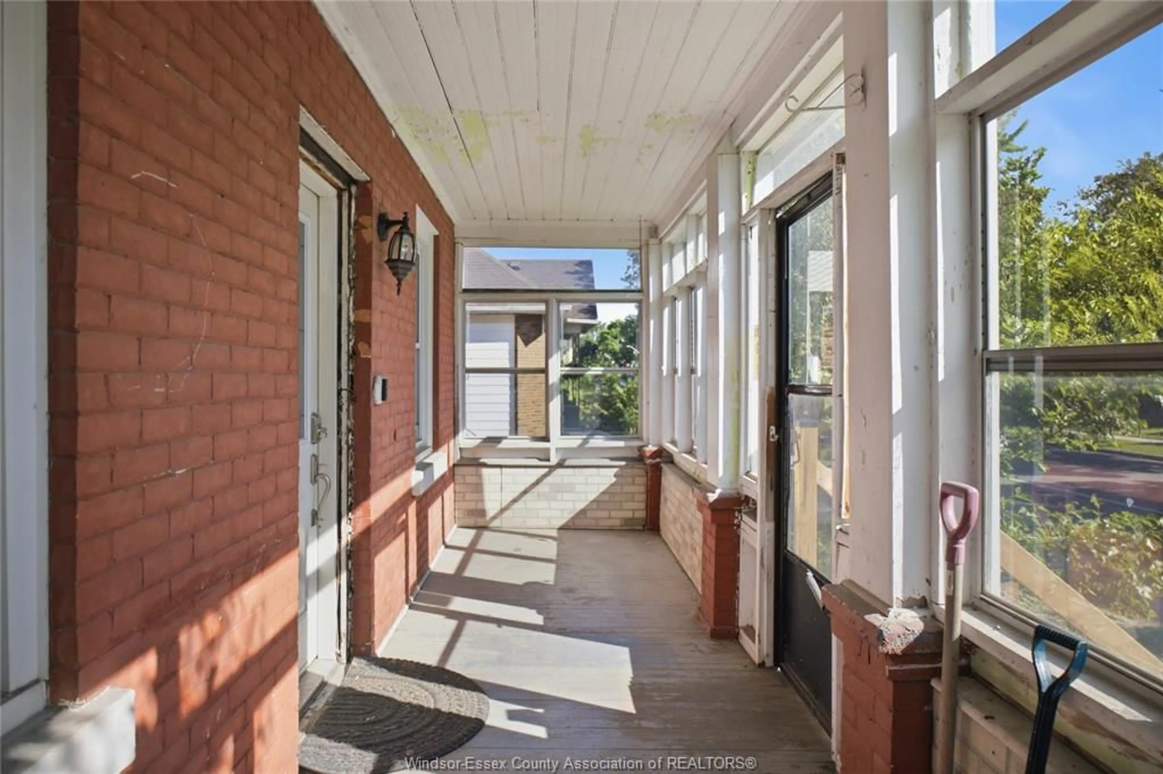 Indoor foyer for 977 GLADSTONE, Windsor Ontario N9A 2R5