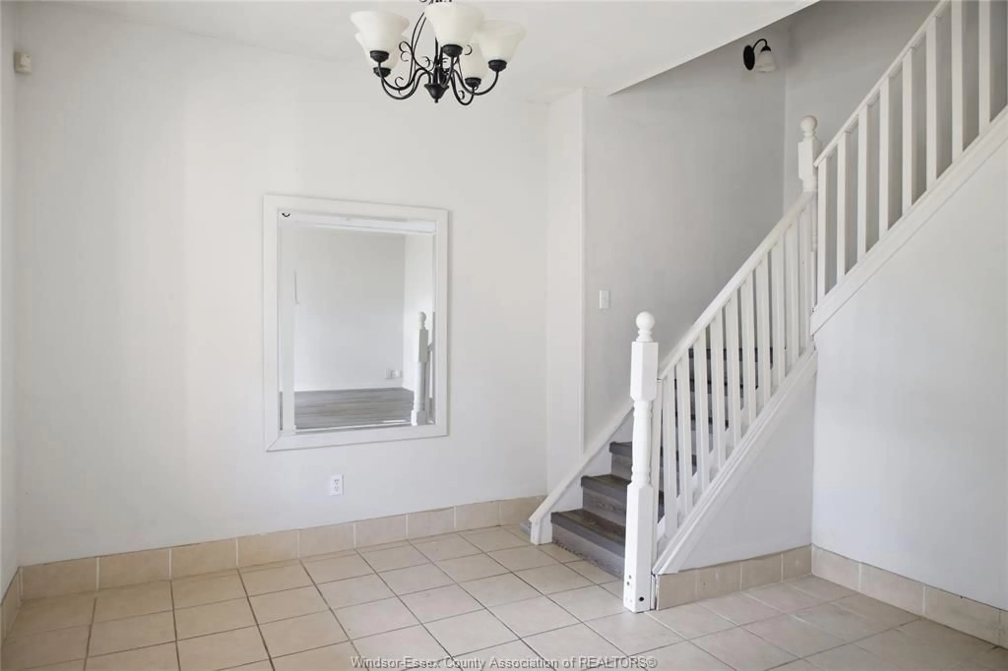 Indoor foyer for 977 GLADSTONE, Windsor Ontario N9A 2R5