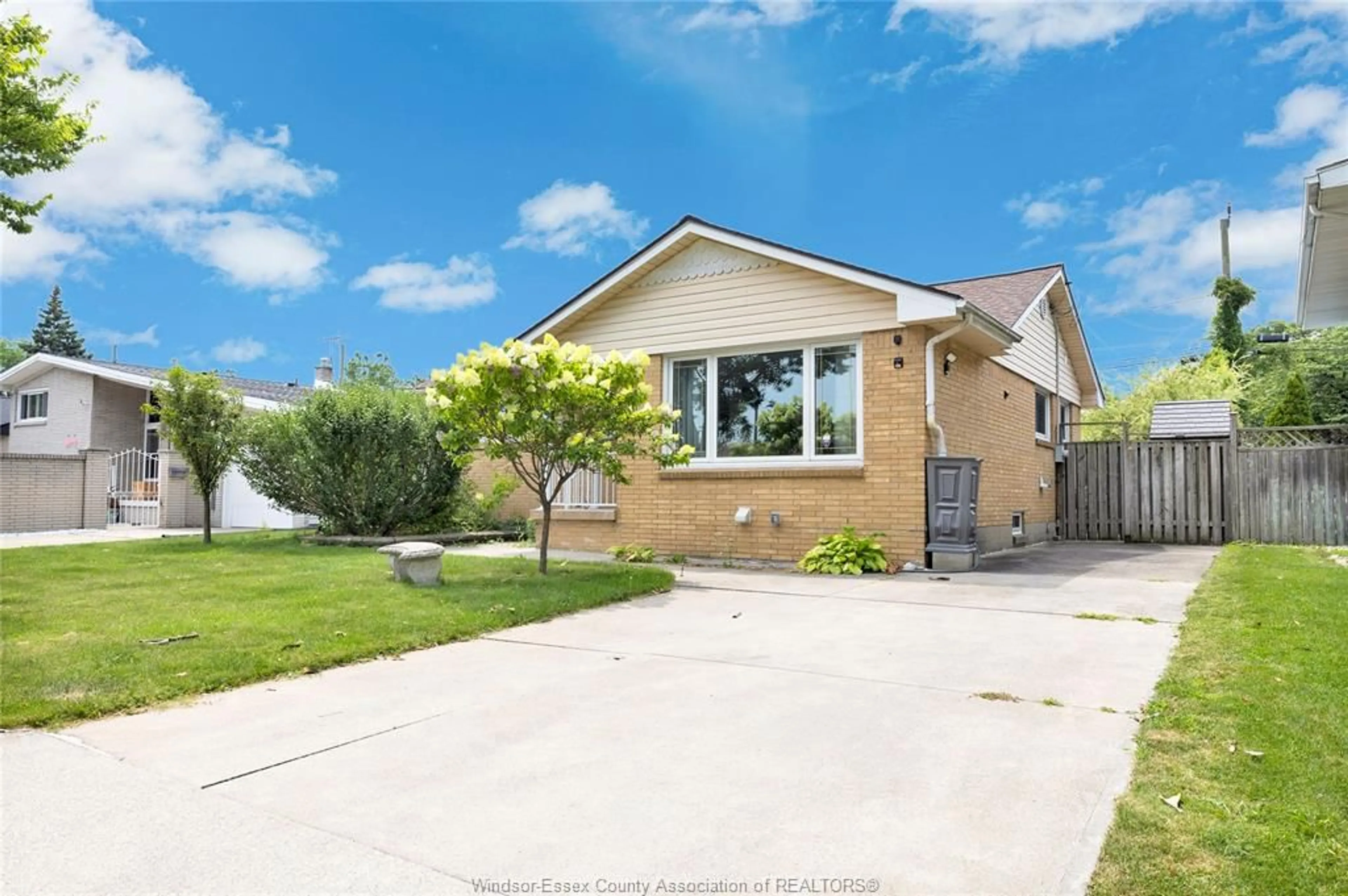 Home with vinyl exterior material, street for 465 CHRISTOPHER, Windsor Ontario N8S 3X1