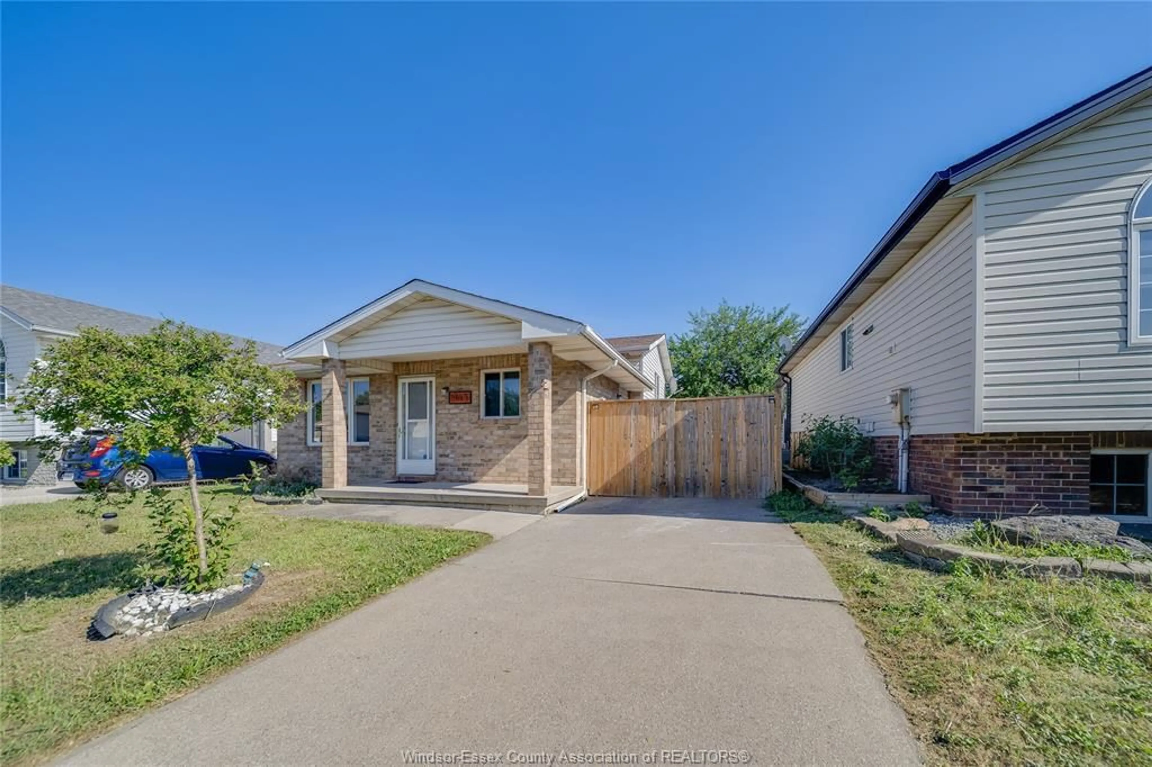 A pic from outside/outdoor area/front of a property/back of a property/a pic from drone, street for 1465 FOSTER Ave, Windsor Ontario N8W 5P8