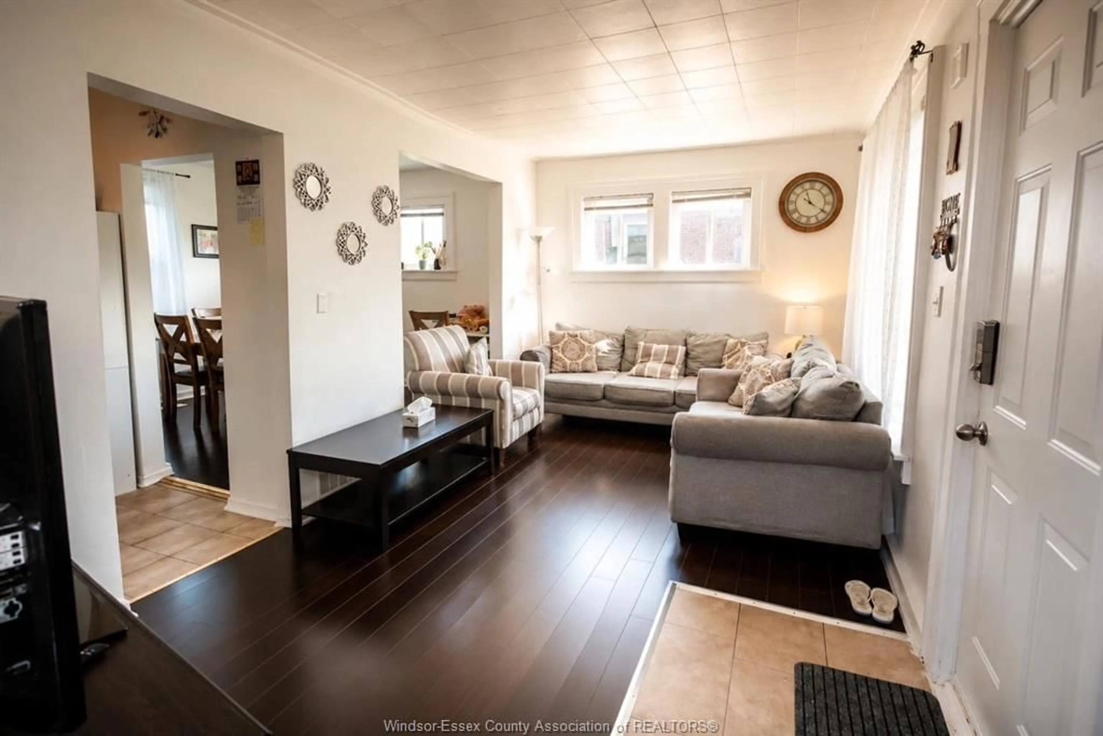 Living room with furniture, wood/laminate floor for 870 SHEPHERD St, Windsor Ontario N8X 2L2
