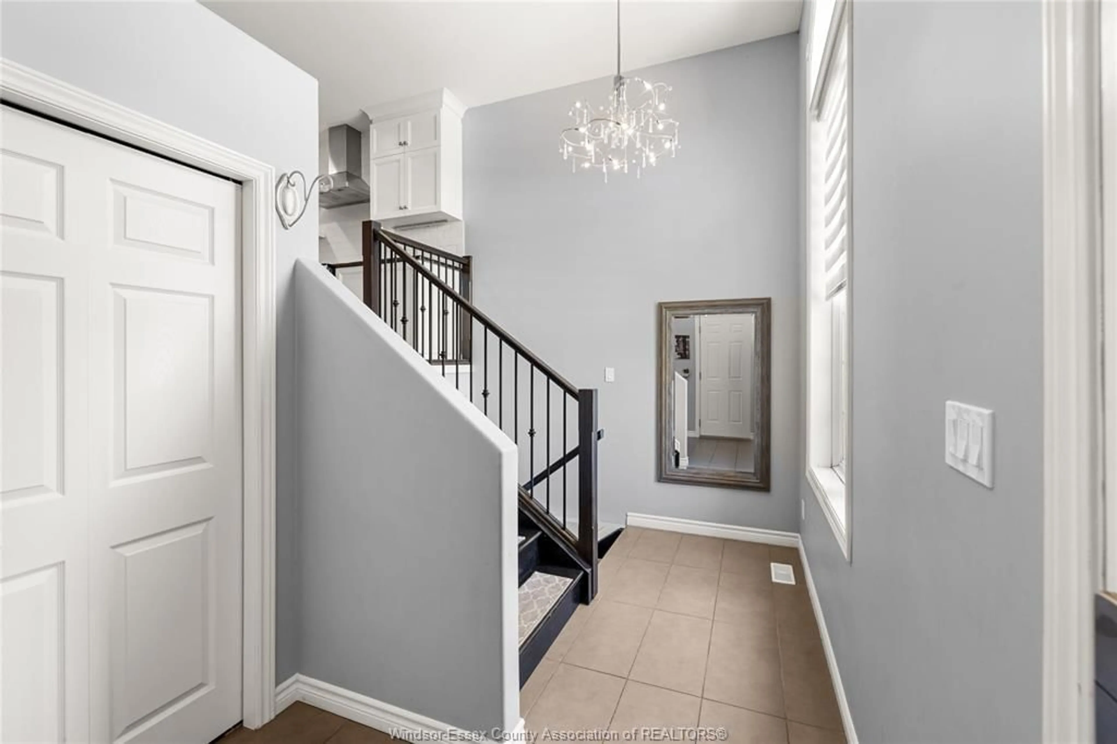 Indoor entryway for 1068 THUNDERBAY Ave, Windsor Ontario N8P 0C1