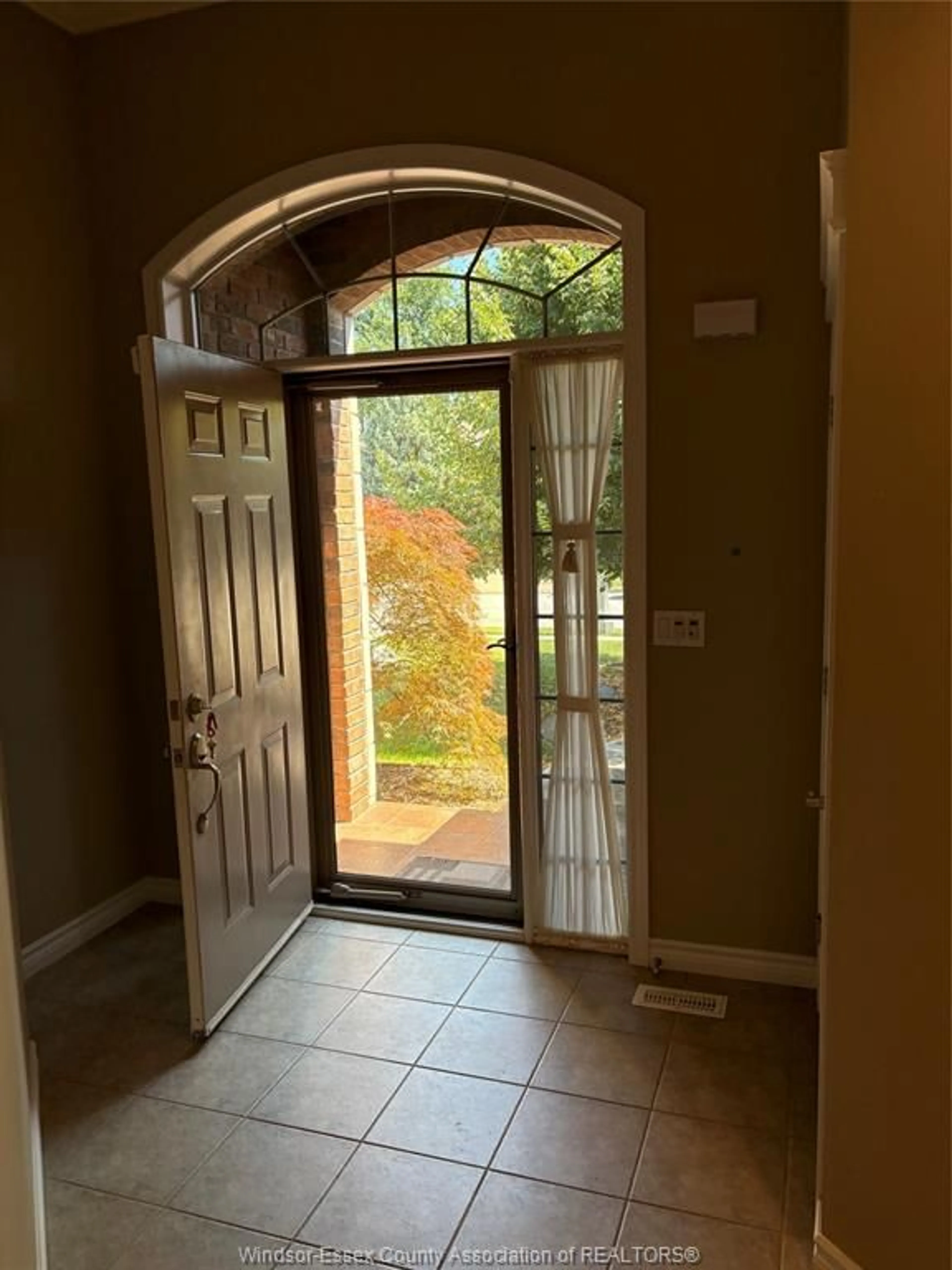 Indoor entryway for 1465 POISSON, Tecumseh Ontario N8N 1T5
