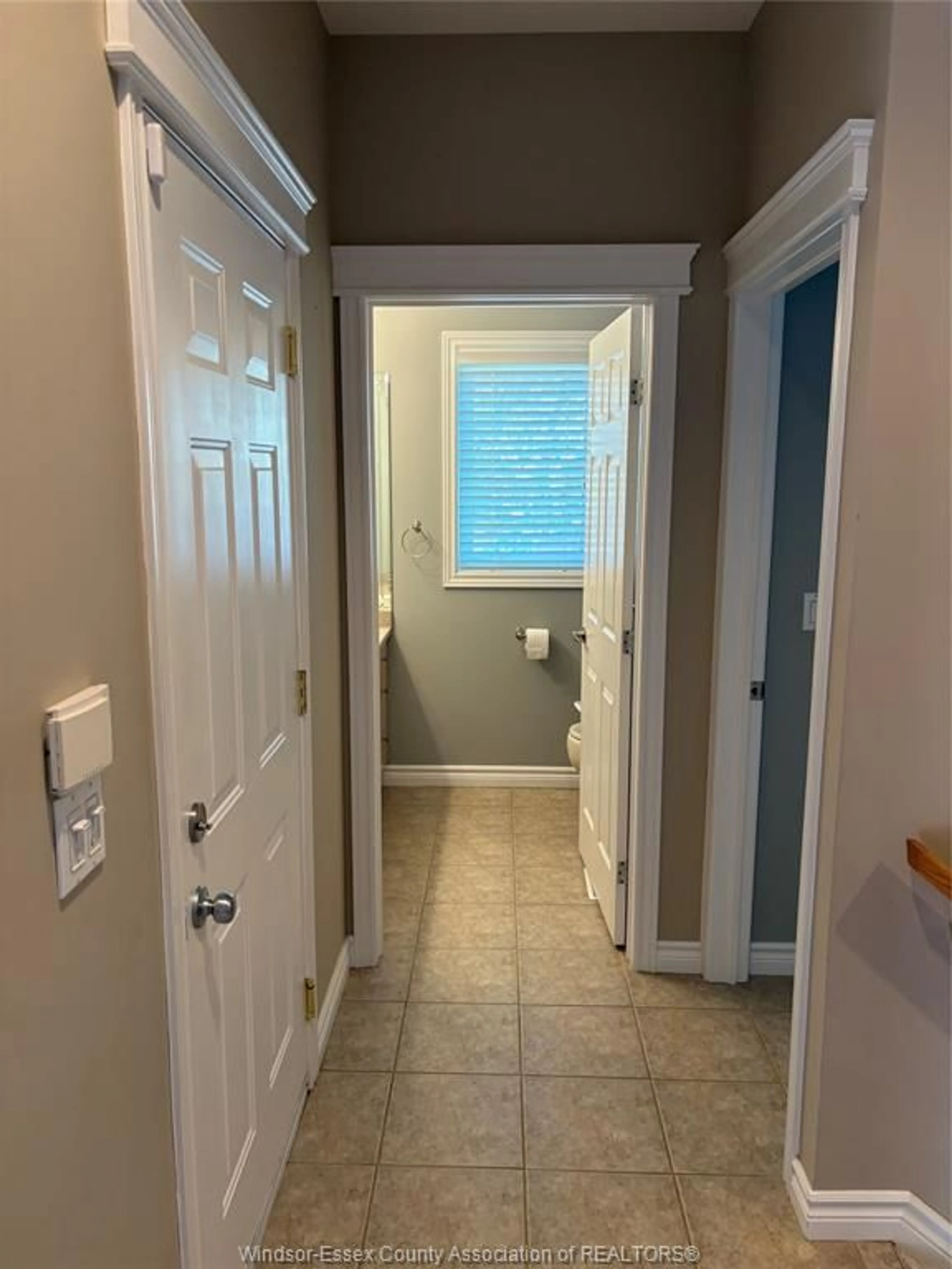 Indoor entryway for 1465 POISSON, Tecumseh Ontario N8N 1T5