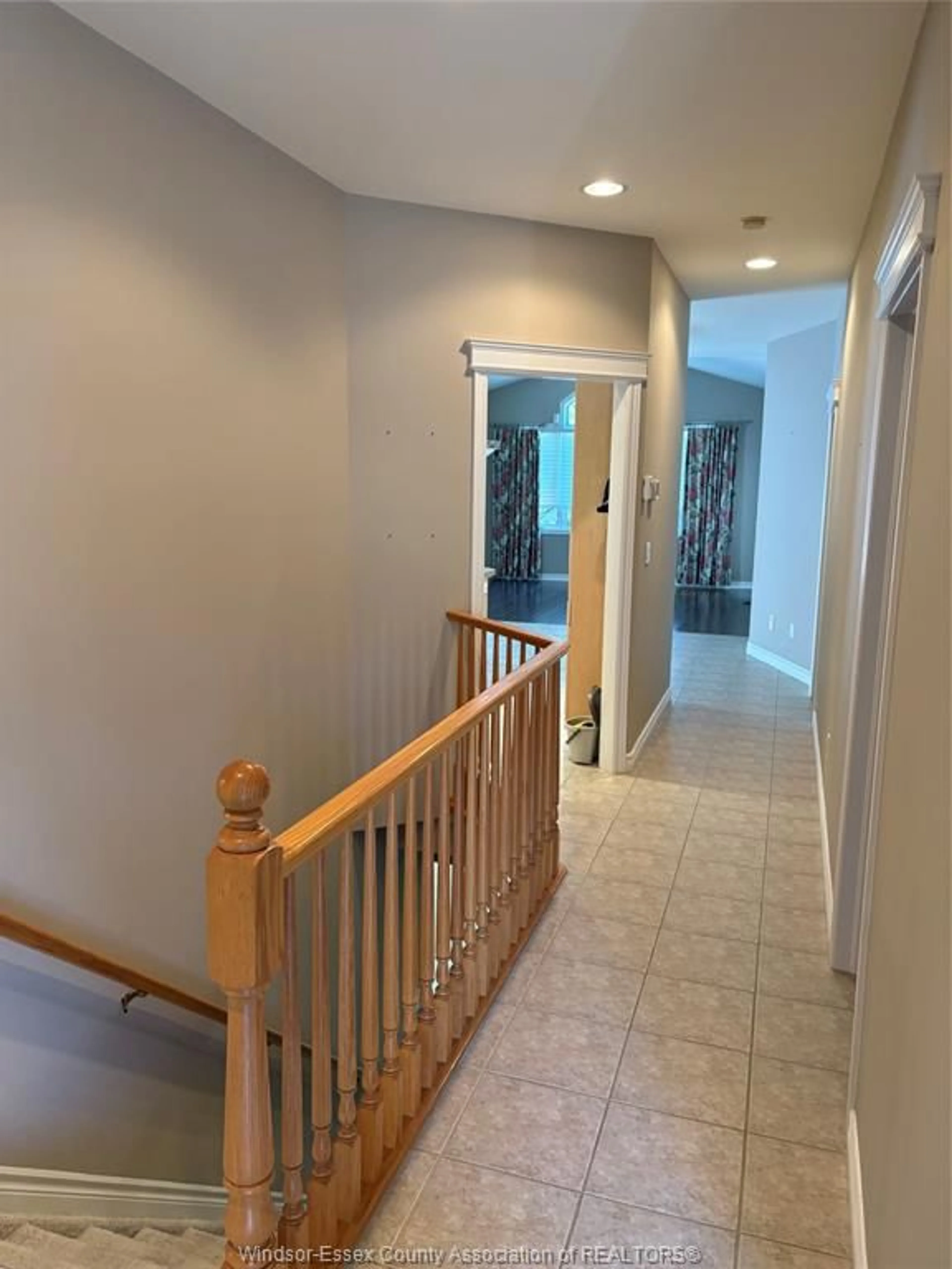 Indoor foyer for 1465 POISSON, Tecumseh Ontario N8N 1T5