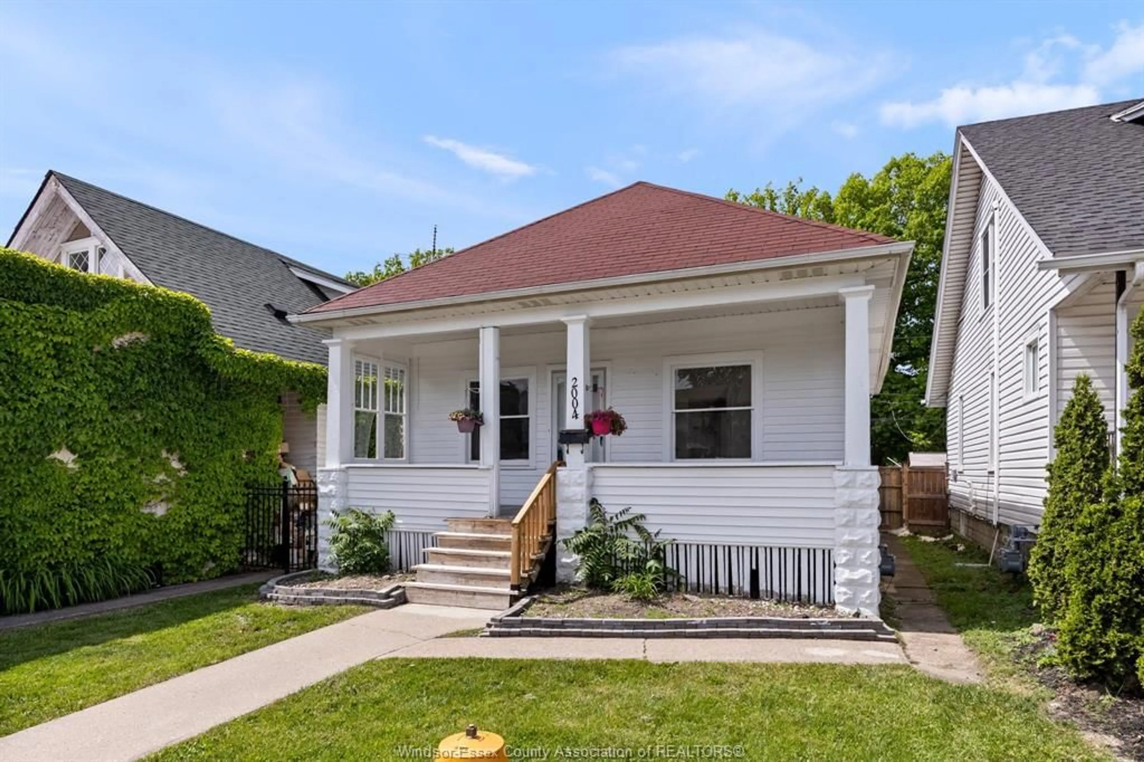 Home with vinyl exterior material, street for 2004 OTTAWA, Windsor Ontario N8Y 1R7