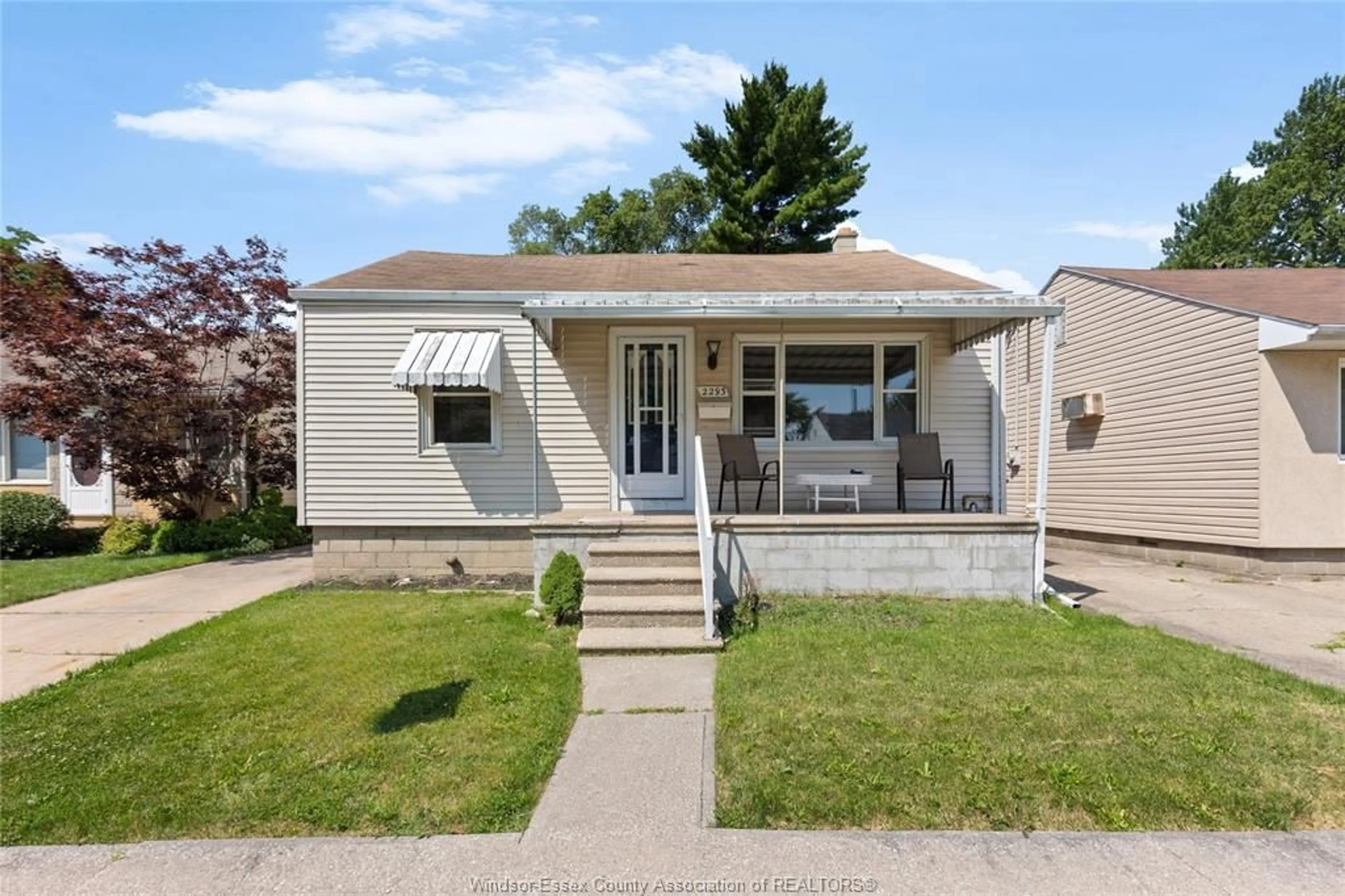 Home with vinyl exterior material, street for 2293 MARENTETTE, Windsor Ontario N8W 2C2