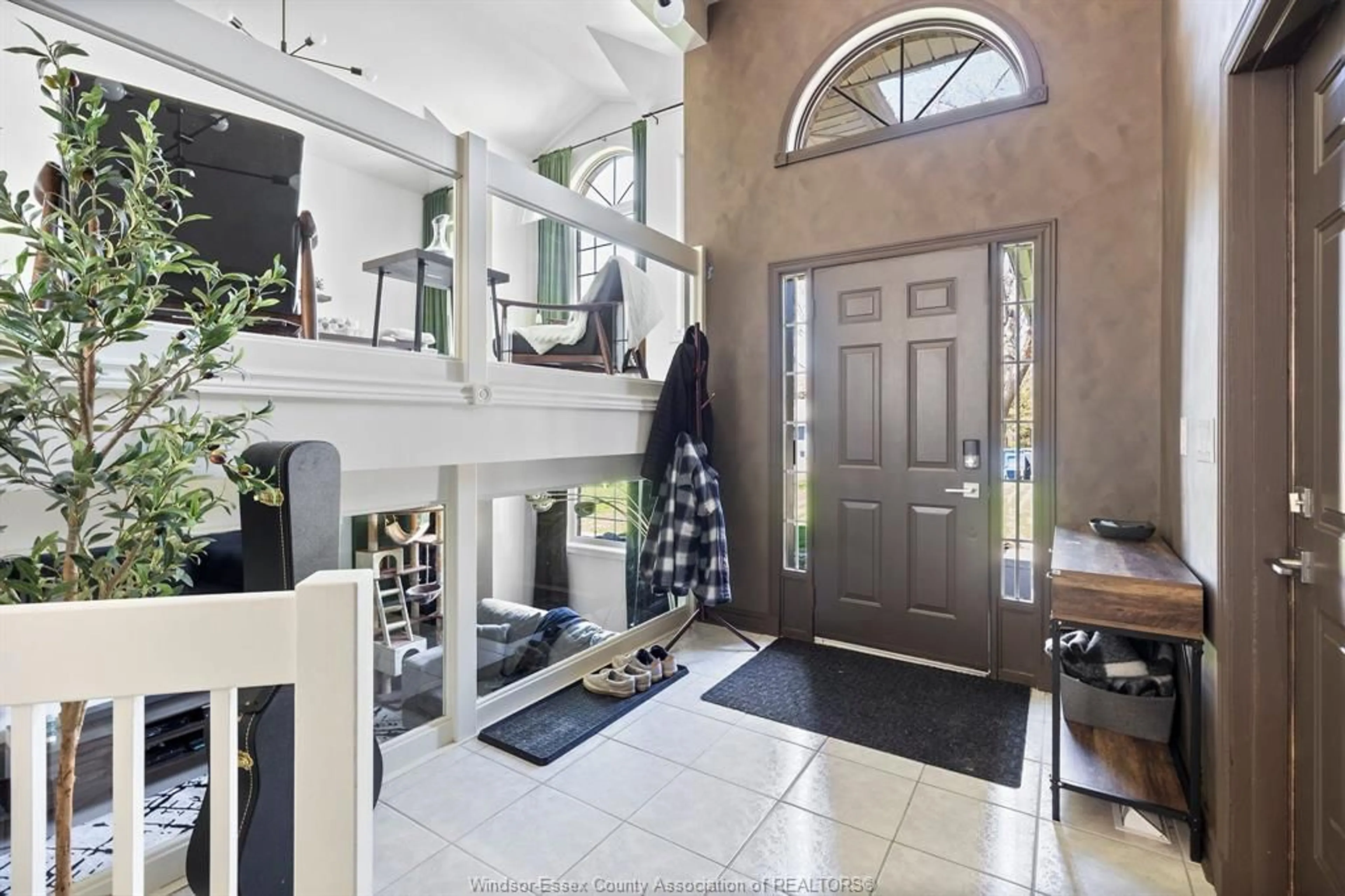 Indoor entryway for 108 WESTCHESTER Rd, Harrow Ontario N0R 1G0