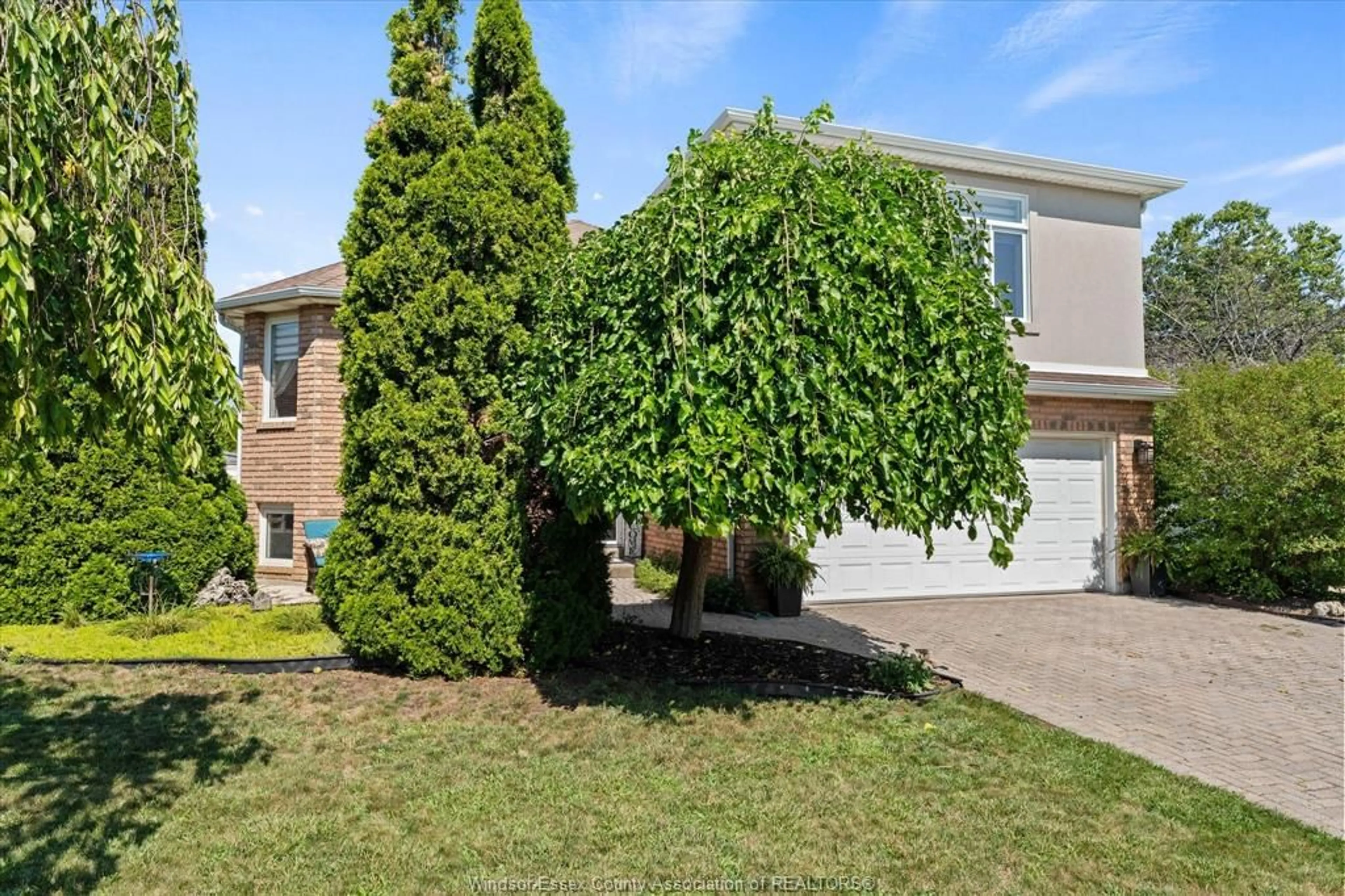 Home with vinyl exterior material, street for 4960 SOUTHWOOD LAKES, Windsor Ontario N9G 2S9