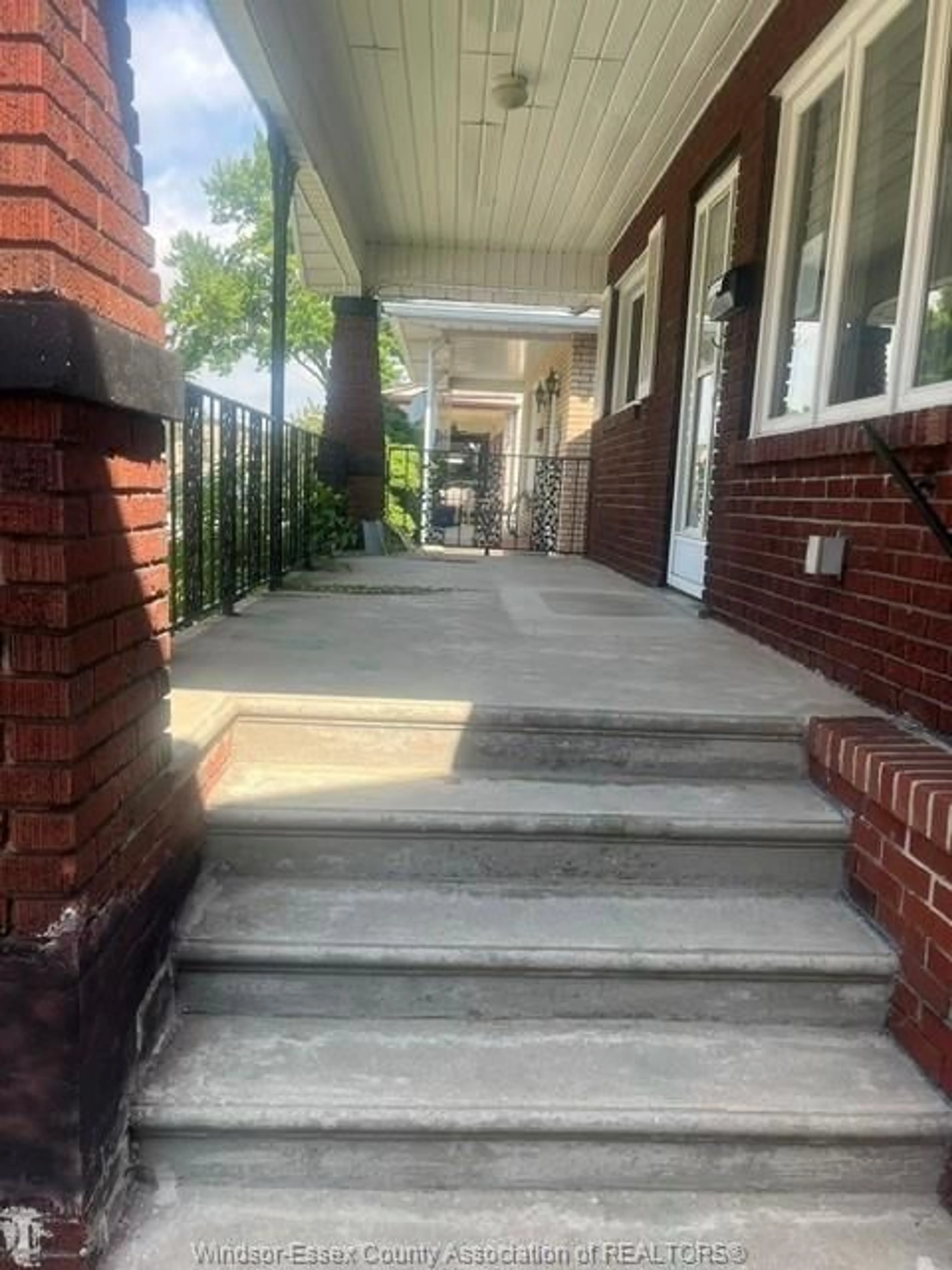 Unknown for 1366 MOY, Windsor Ontario N8X 4S6