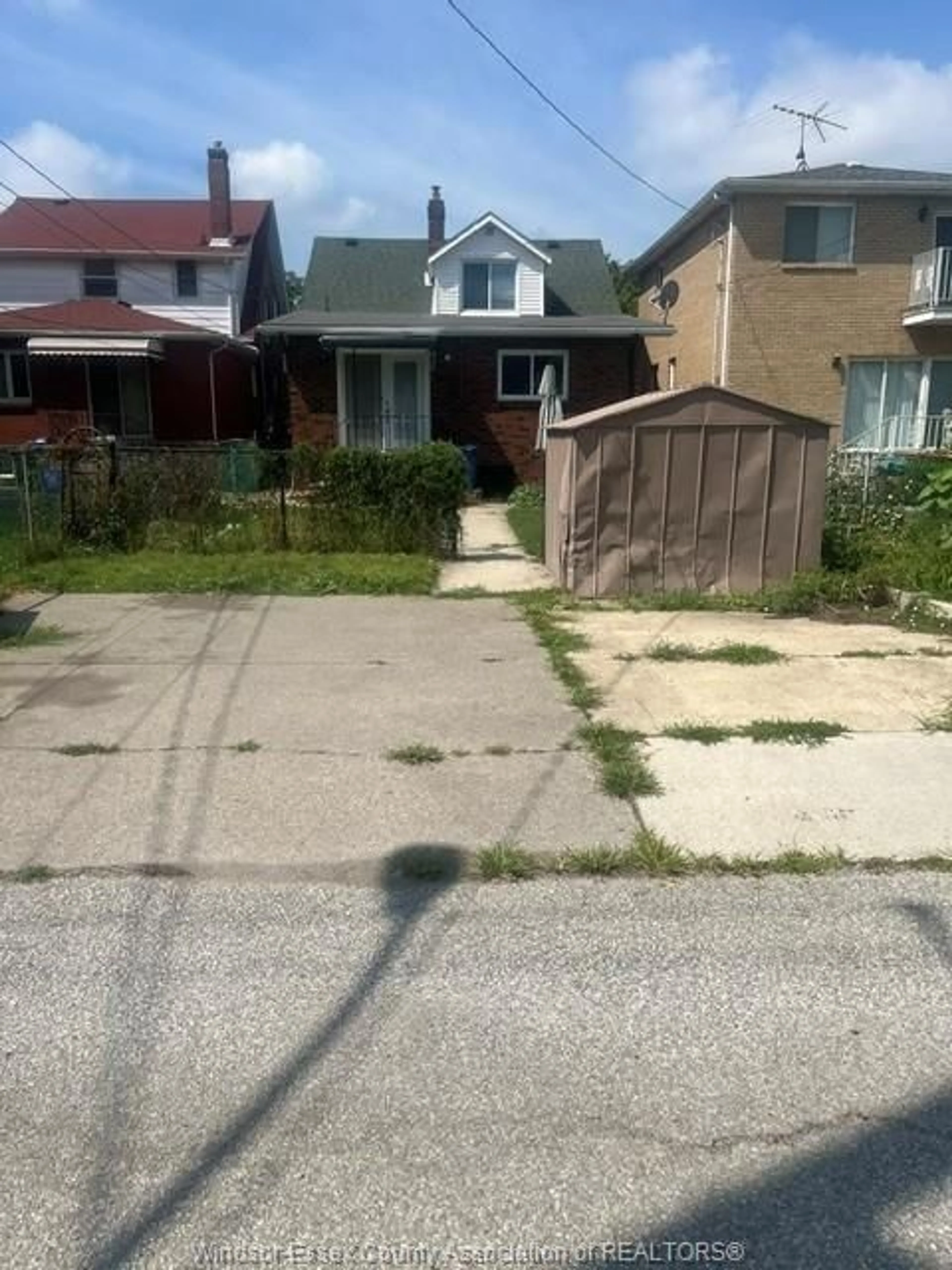 A pic from outside/outdoor area/front of a property/back of a property/a pic from drone, street for 1366 MOY, Windsor Ontario N8X 4S6